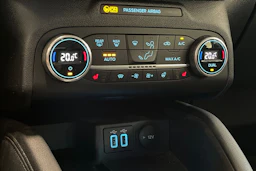 Valkoinen Ford Kuga 2021 kuva 24.