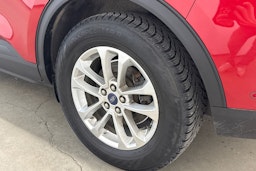 punainen Ford Kuga 2021 kuva 13.