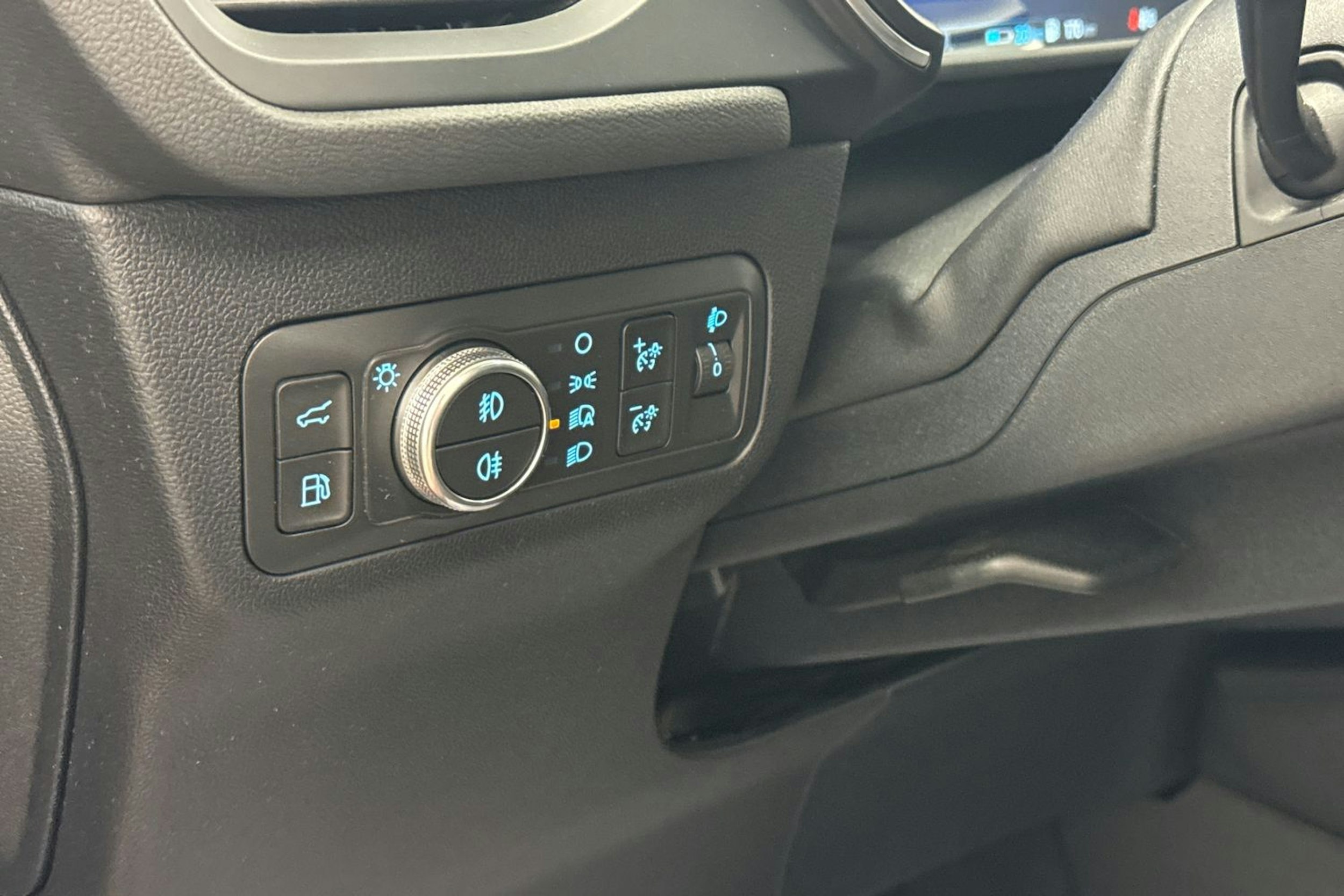 punainen Ford Kuga 2021 kuva 14.