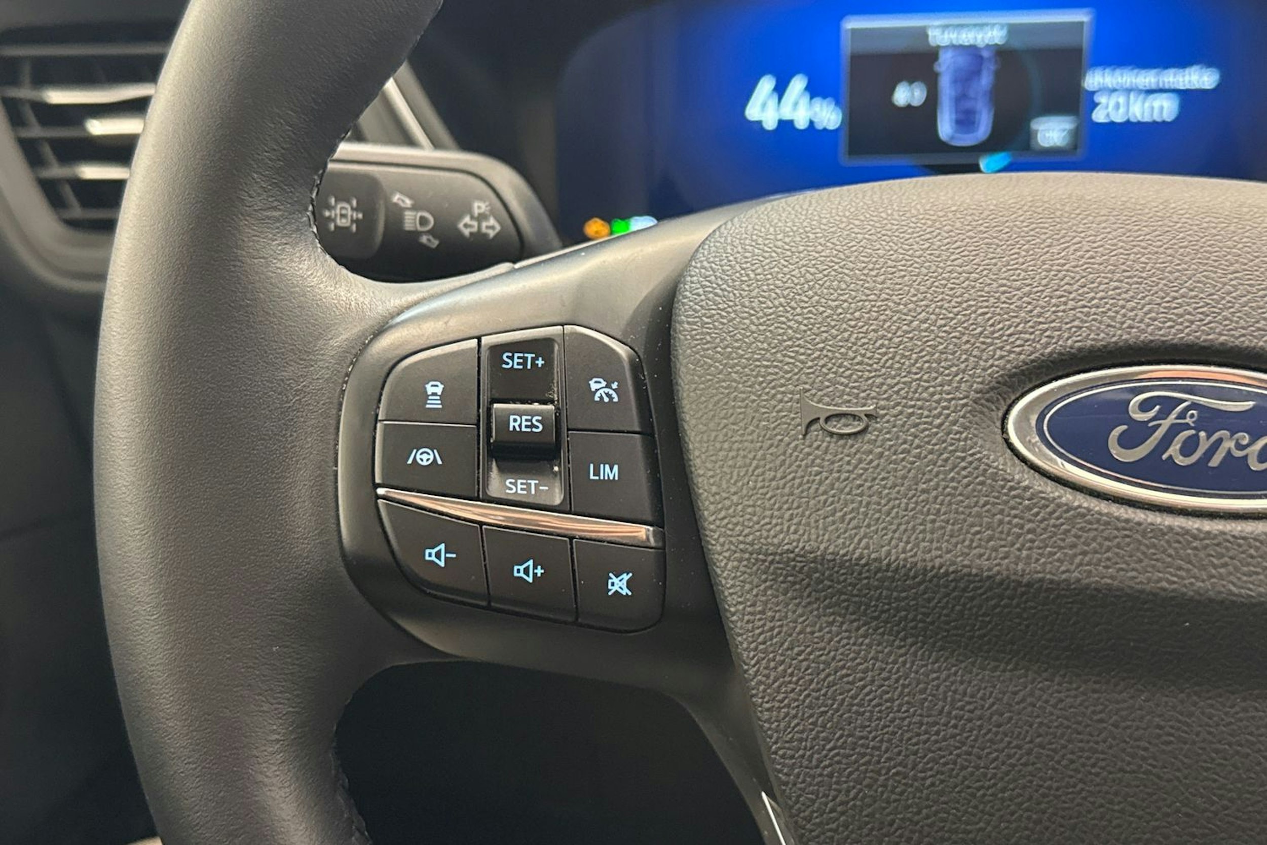 punainen Ford Kuga 2021 kuva 15.