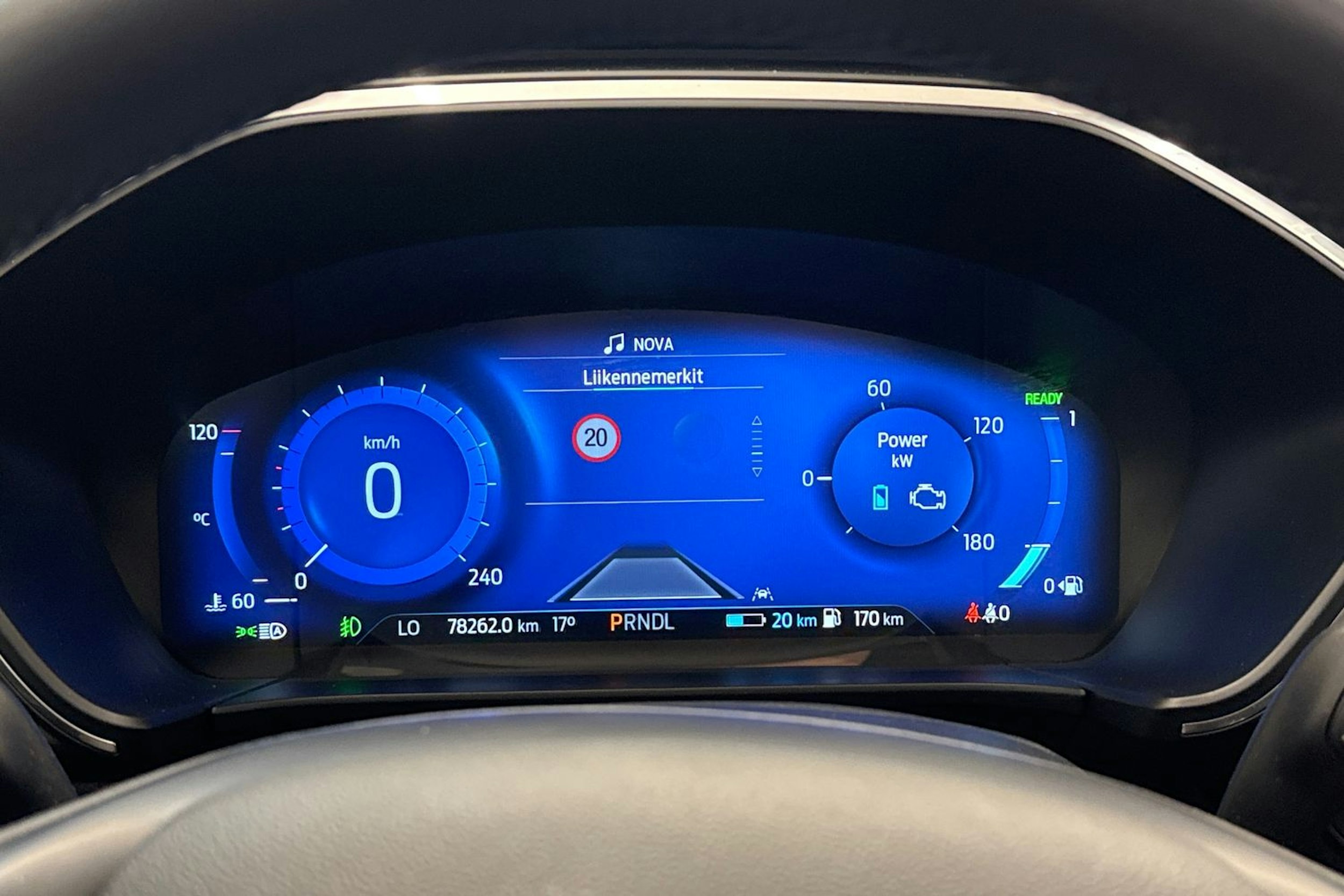 punainen Ford Kuga 2021 kuva 17.