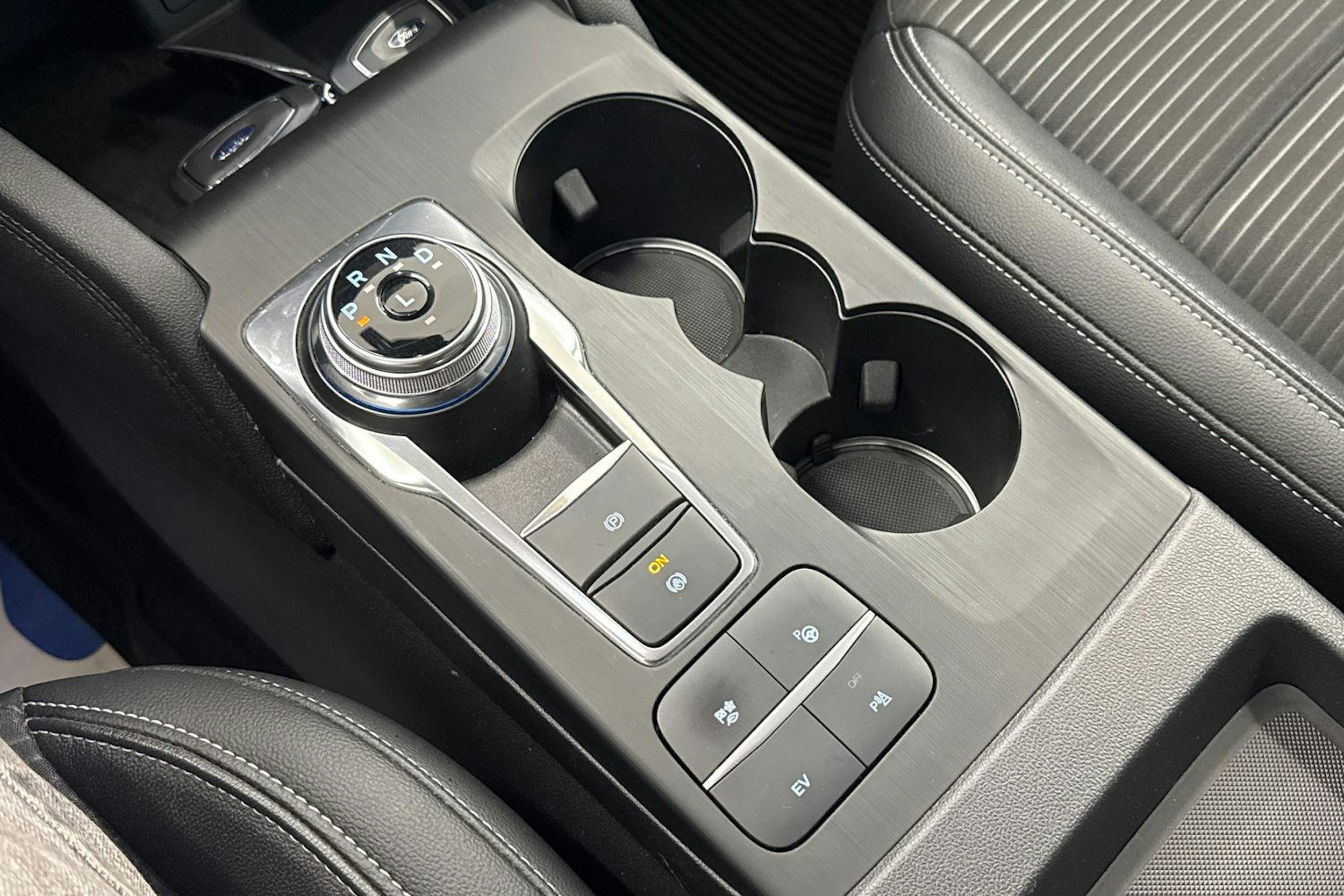 punainen Ford Kuga 2021 kuva 18.