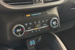 punainen Ford Kuga 2021 kuva 19.