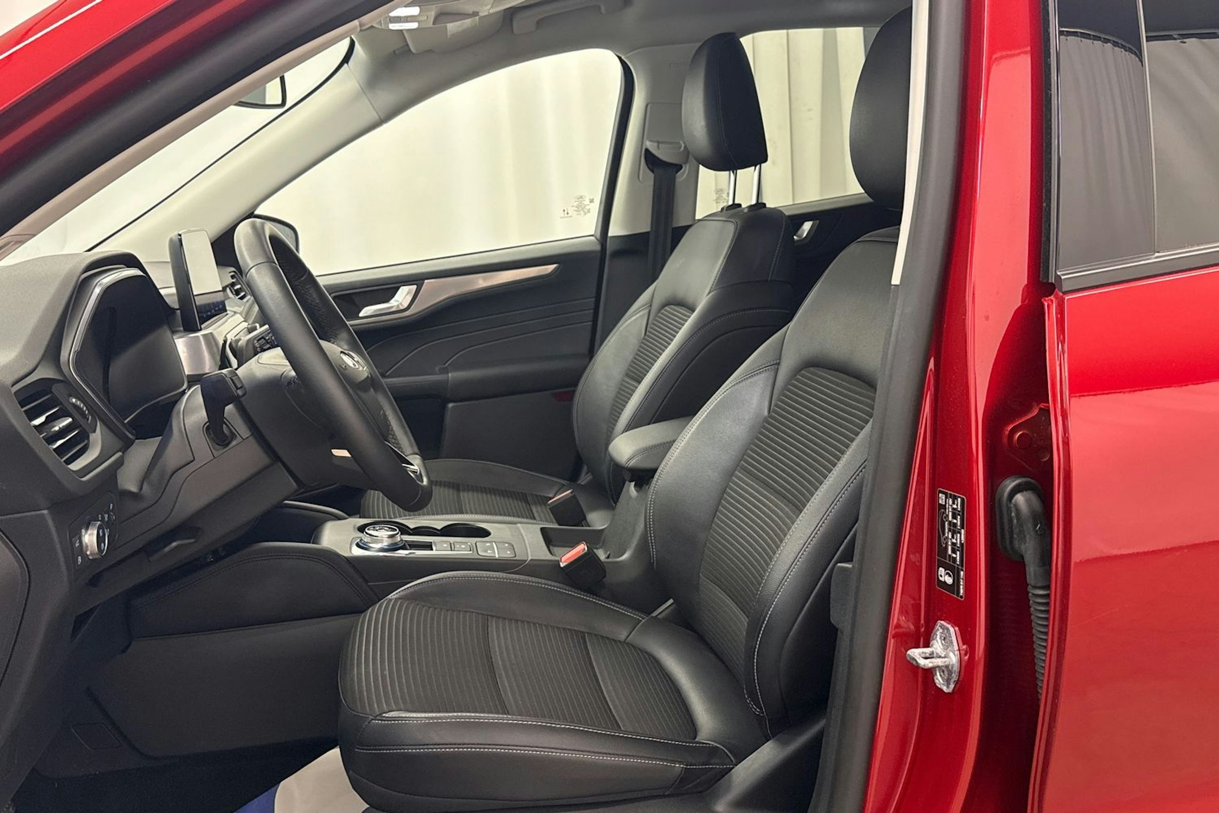 punainen Ford Kuga 2021 kuva 25.