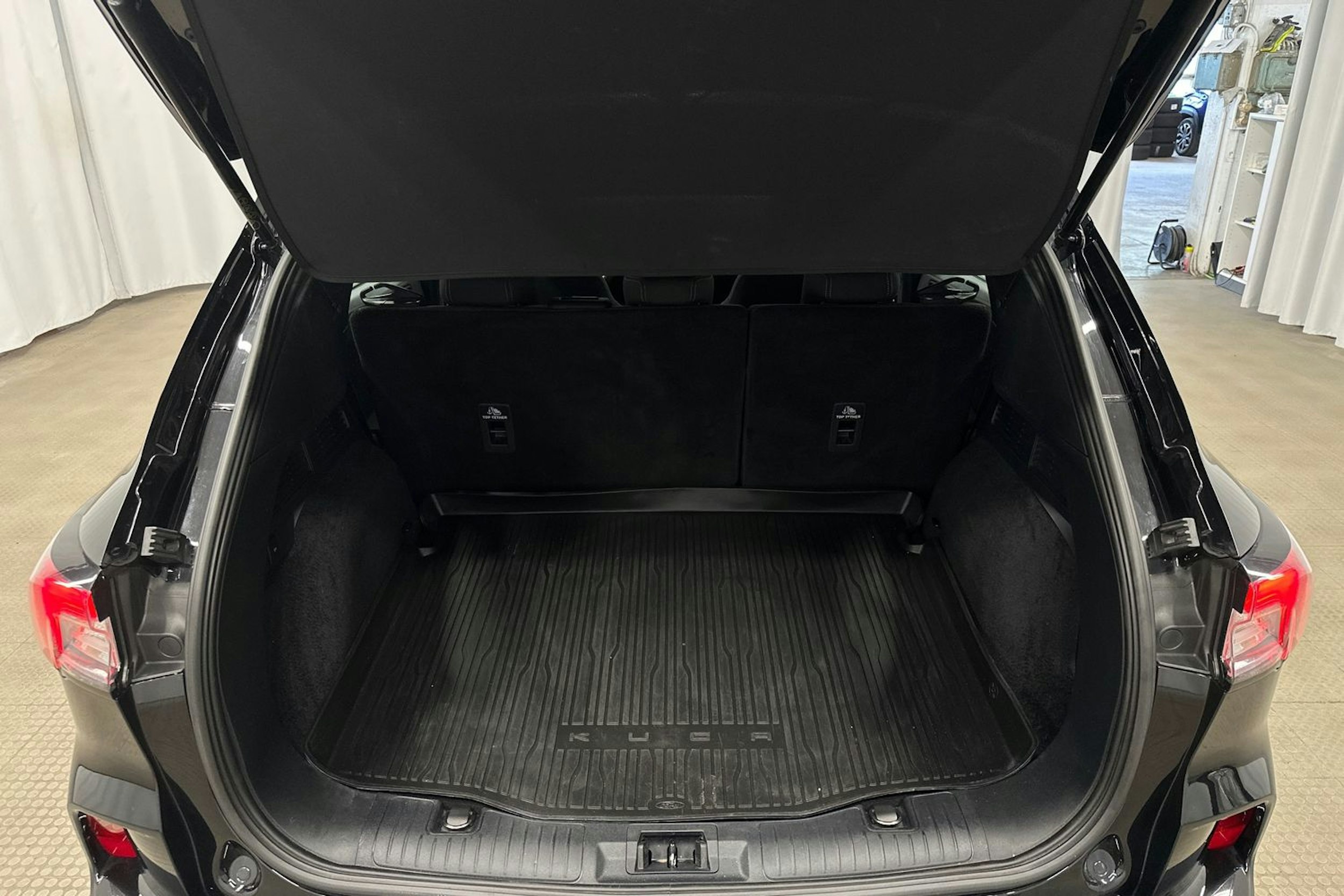 musta Ford Kuga 2021 kuva 14.