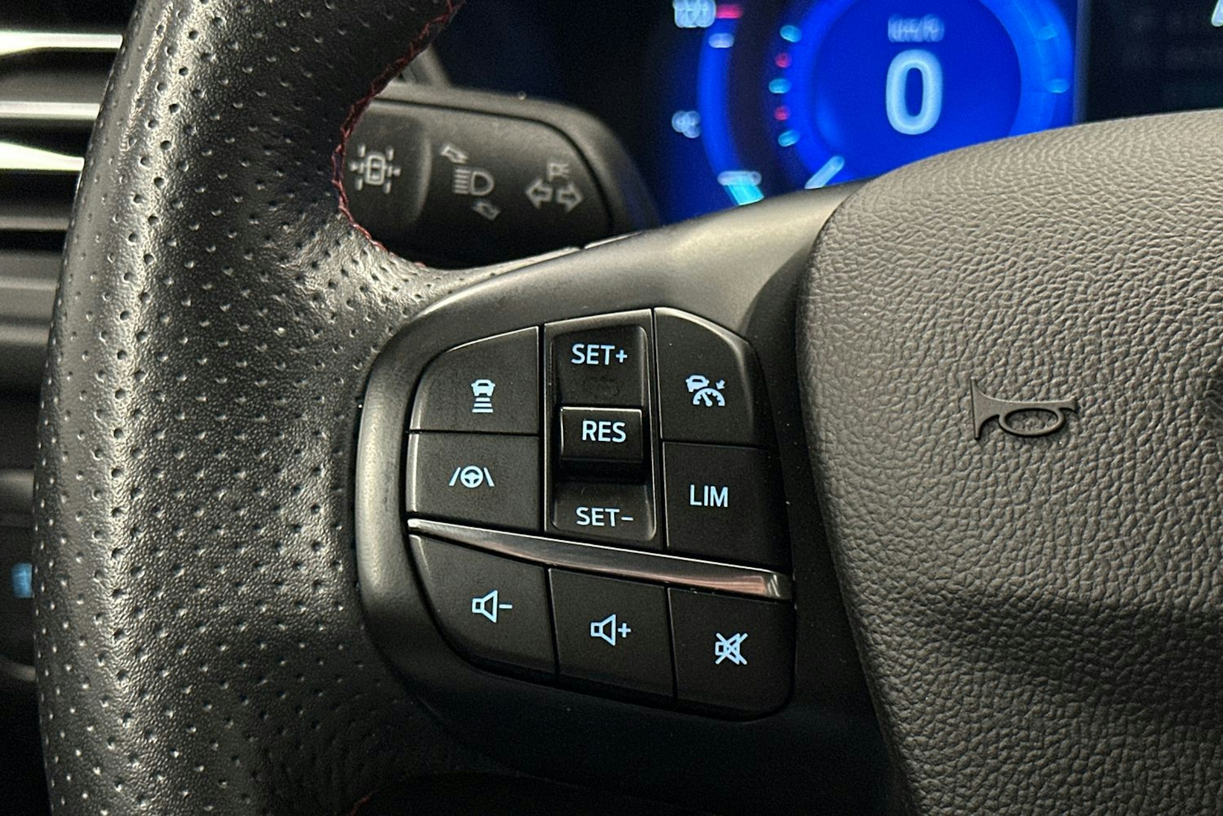 musta Ford Kuga 2021 kuva 18.