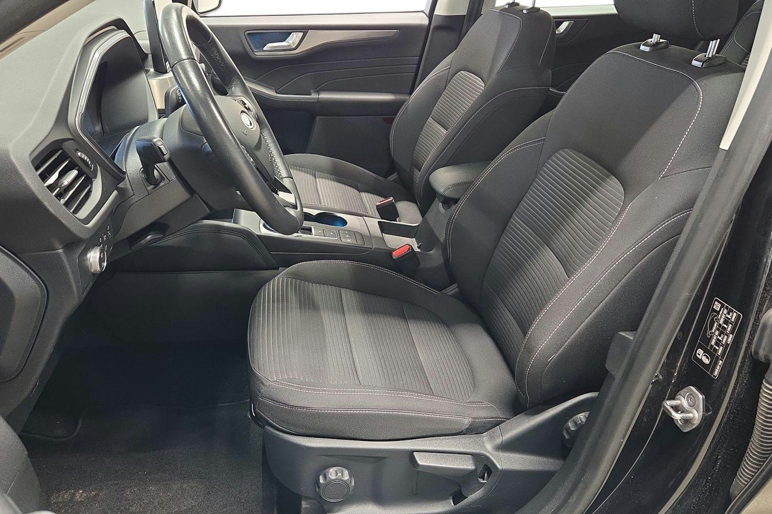 musta Ford Kuga 2021 kuva 10.