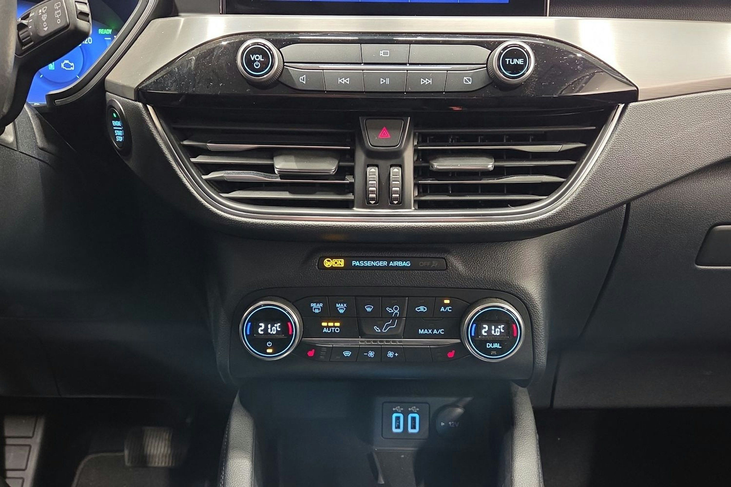 musta Ford Kuga 2021 kuva 18.