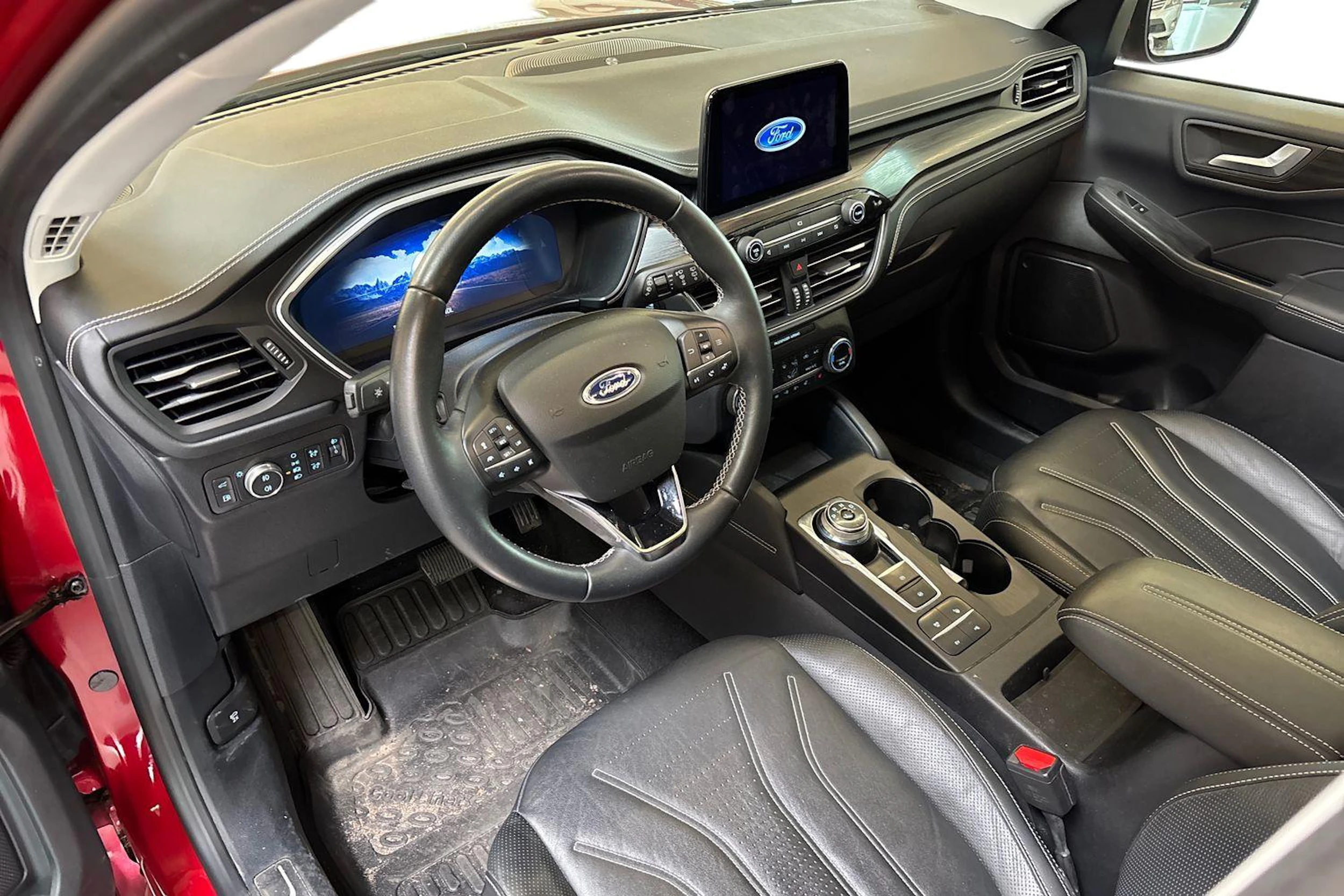punainen Ford Kuga 2022 kuva 3.