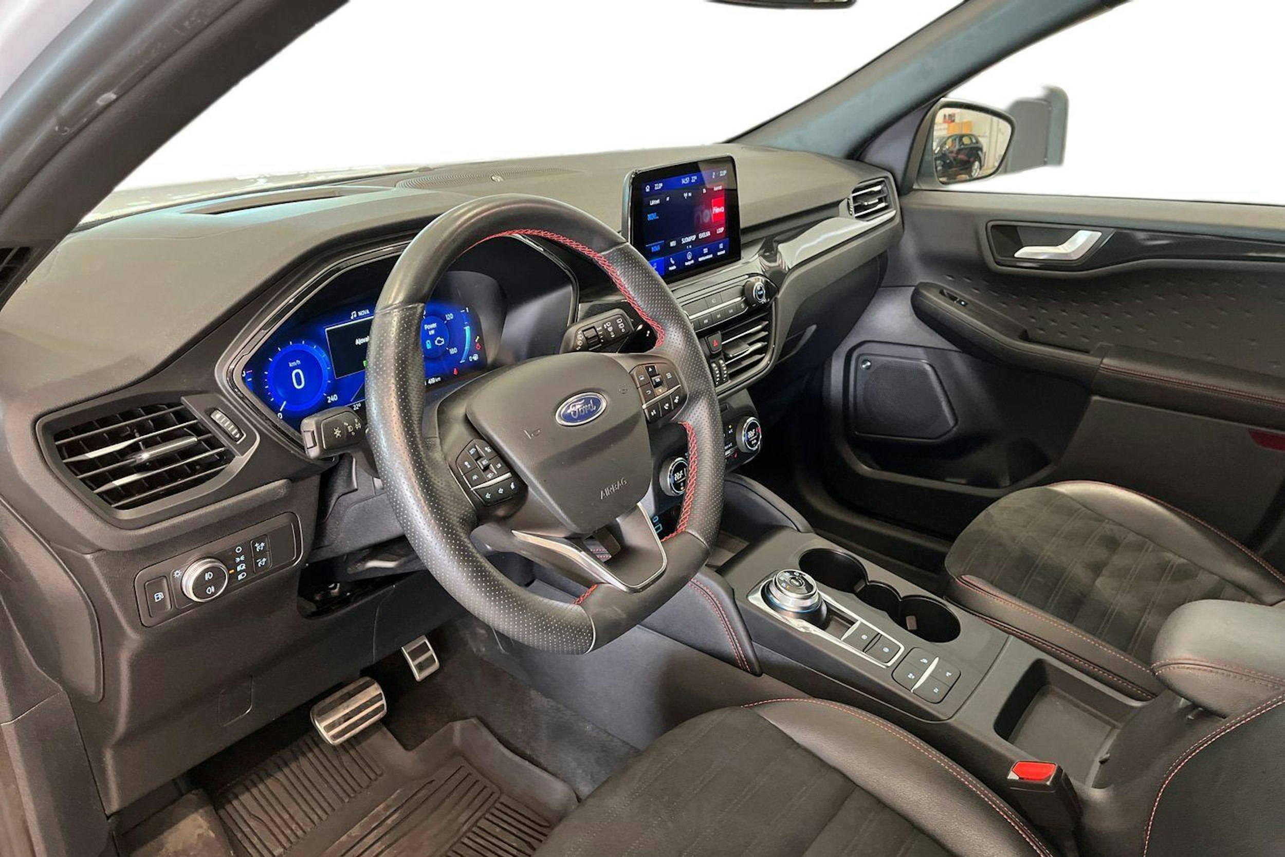 valkoinen Ford Kuga 2021 kuva 7.