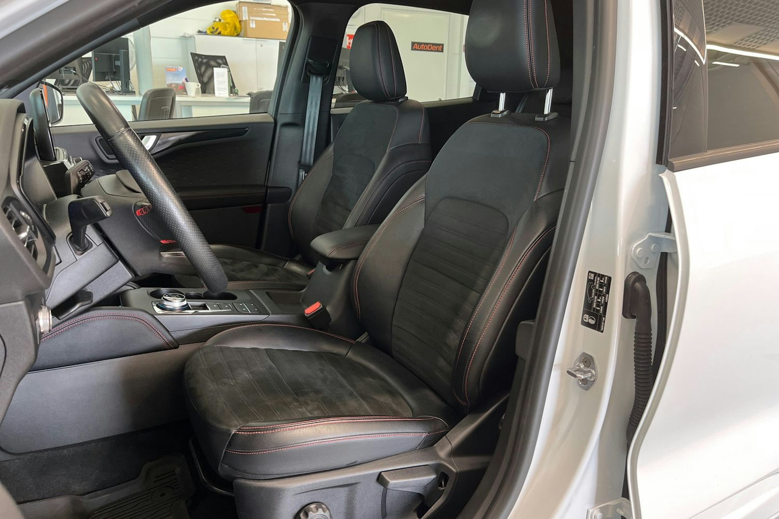 valkoinen Ford Kuga 2021 kuva 14.