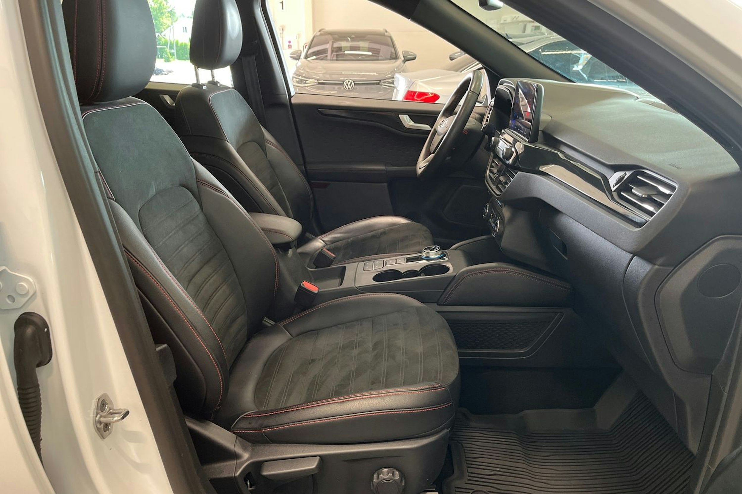 valkoinen Ford Kuga 2021 kuva 15.