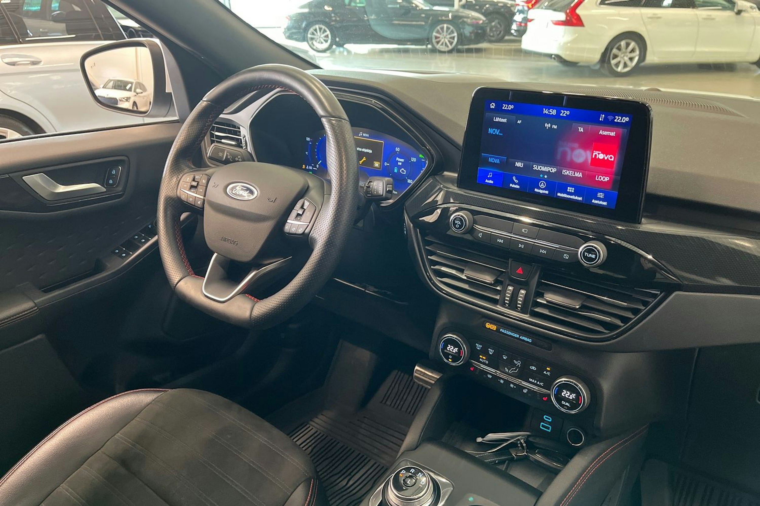 valkoinen Ford Kuga 2021 kuva 16.