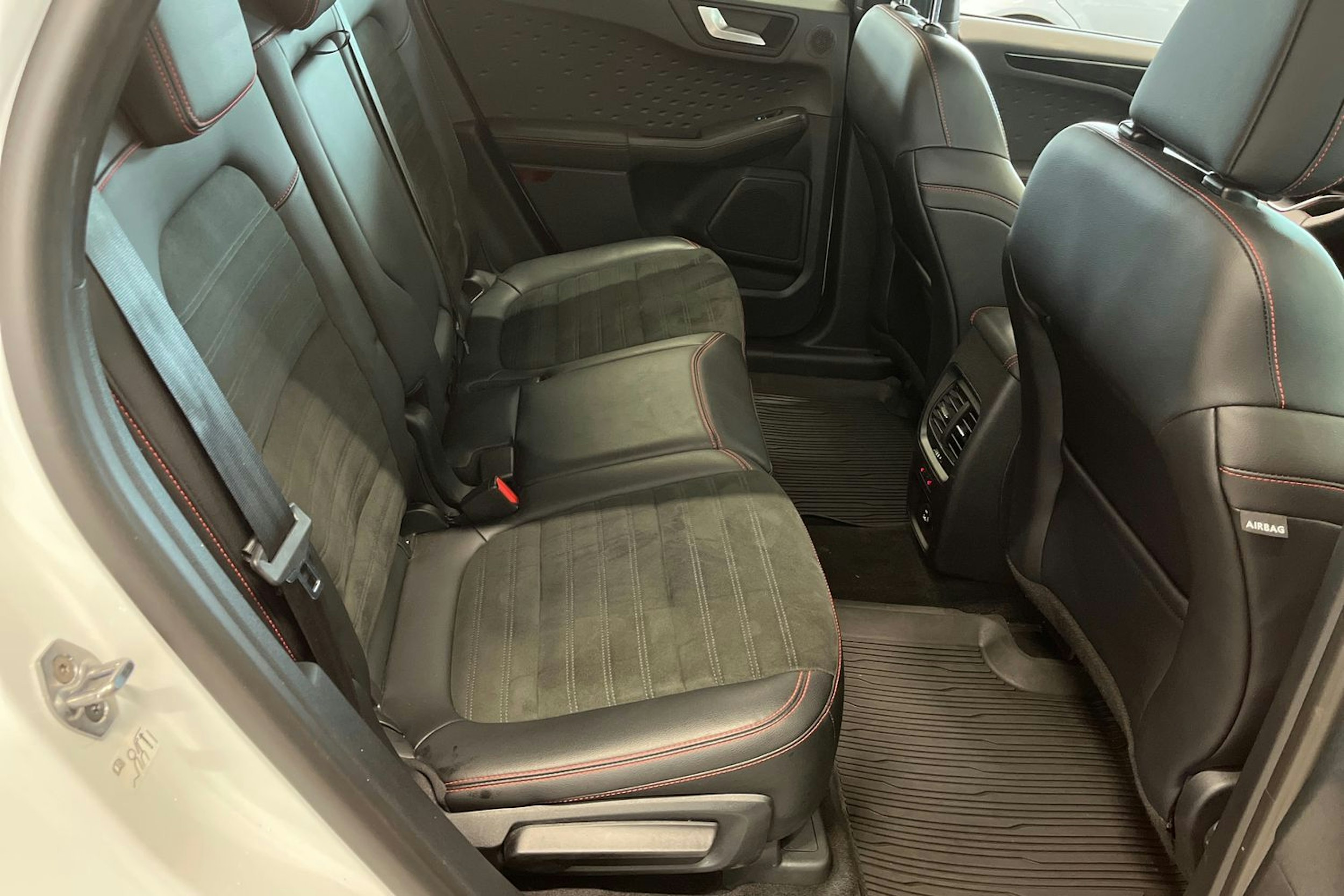 valkoinen Ford Kuga 2021 kuva 17.