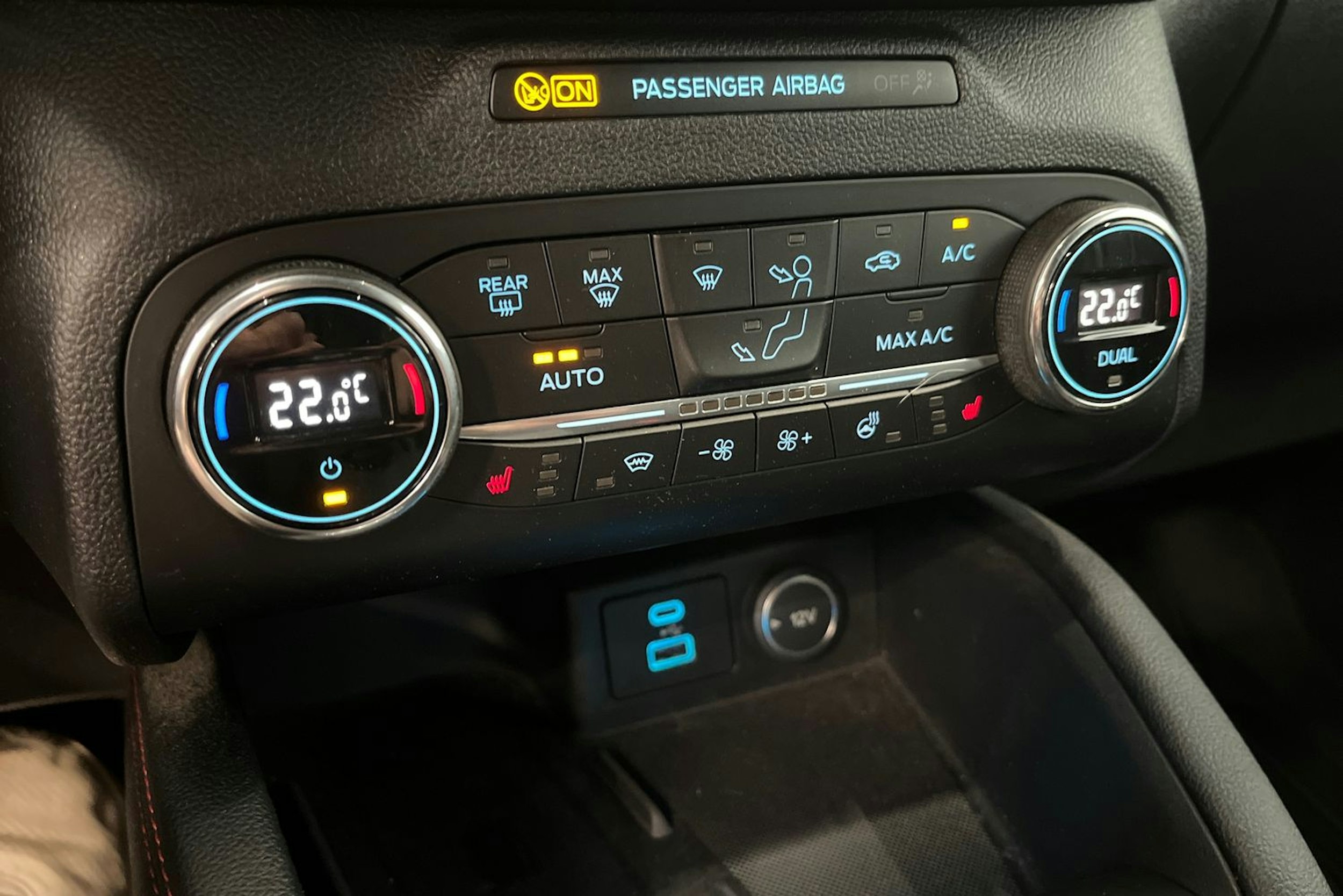 valkoinen Ford Kuga 2021 kuva 28.