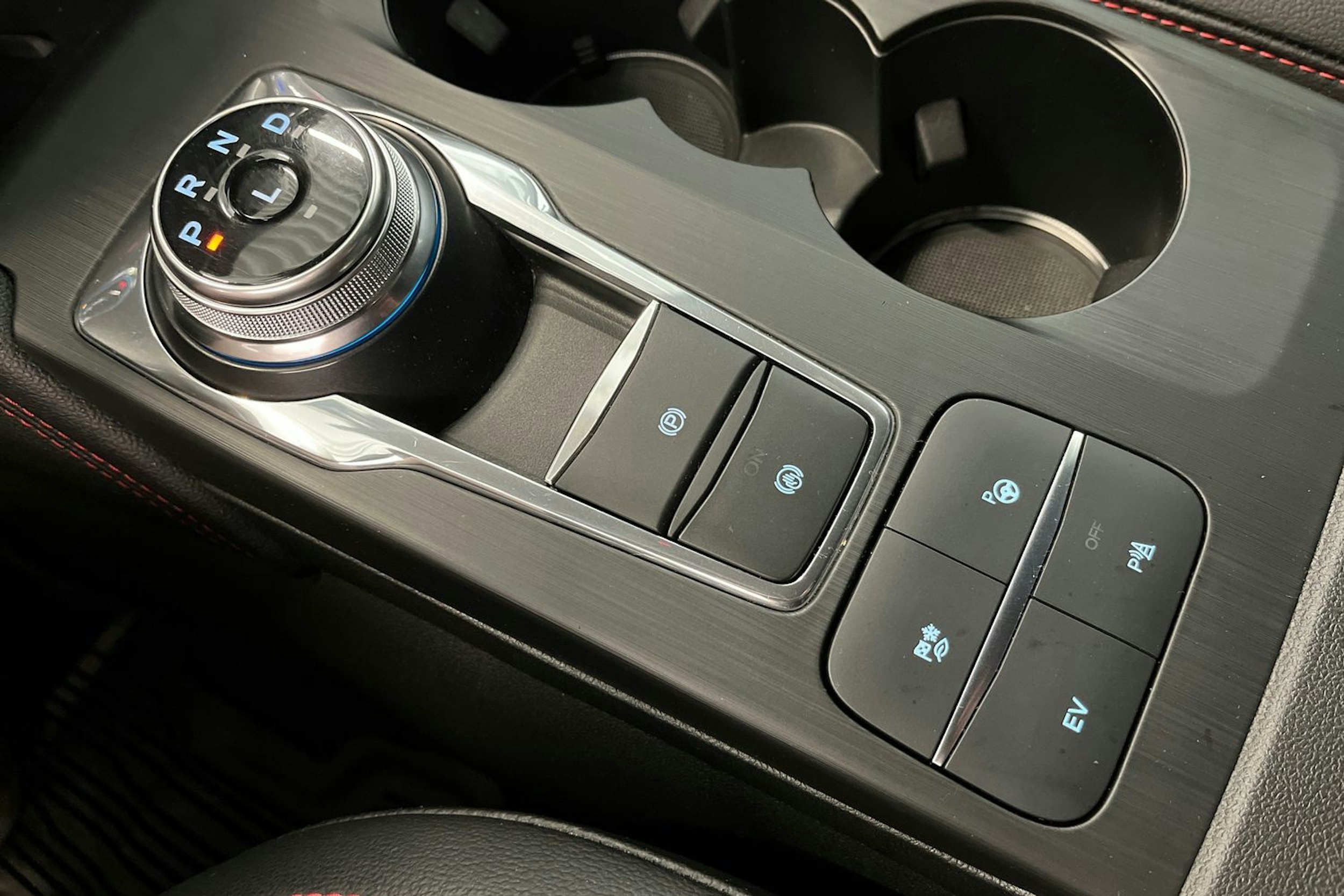 valkoinen Ford Kuga 2021 kuva 29.