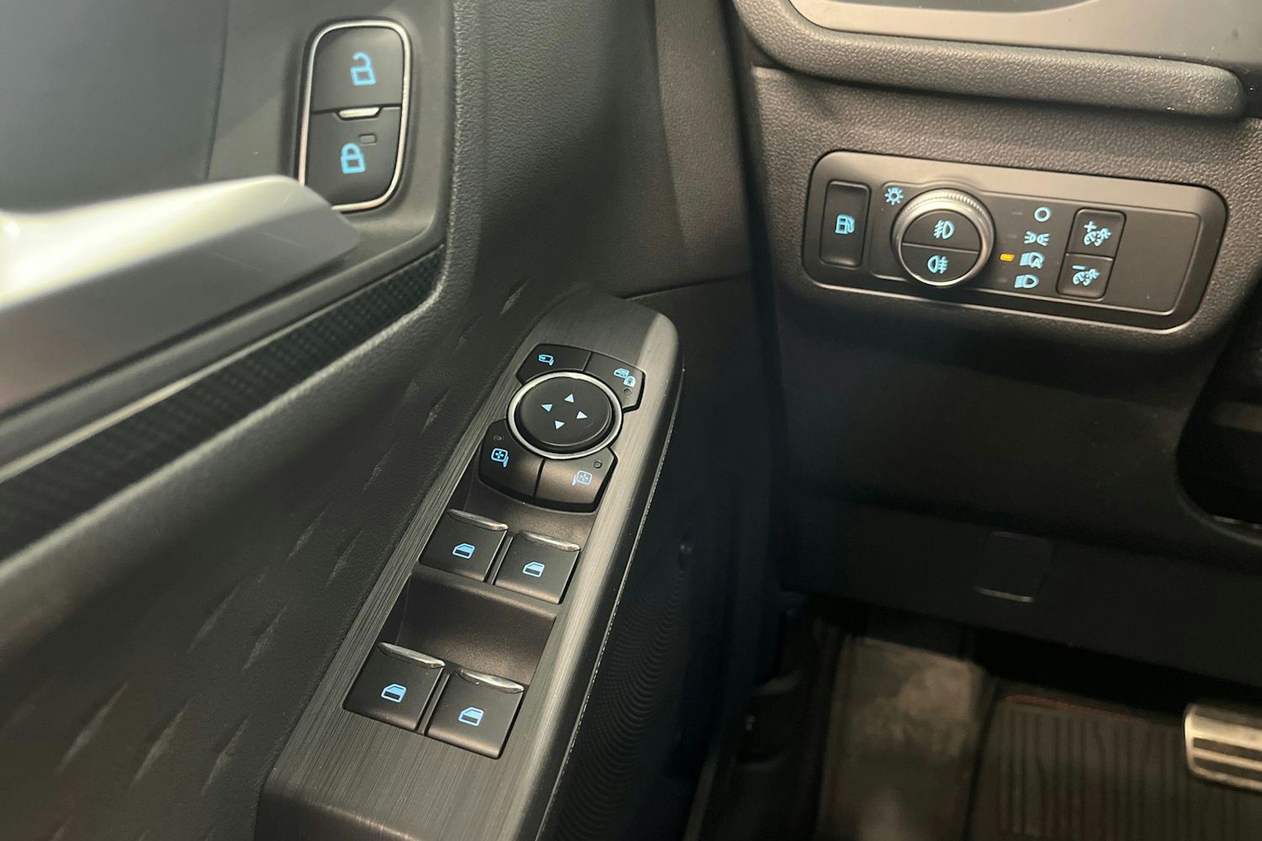 valkoinen Ford Kuga 2021 kuva 33.