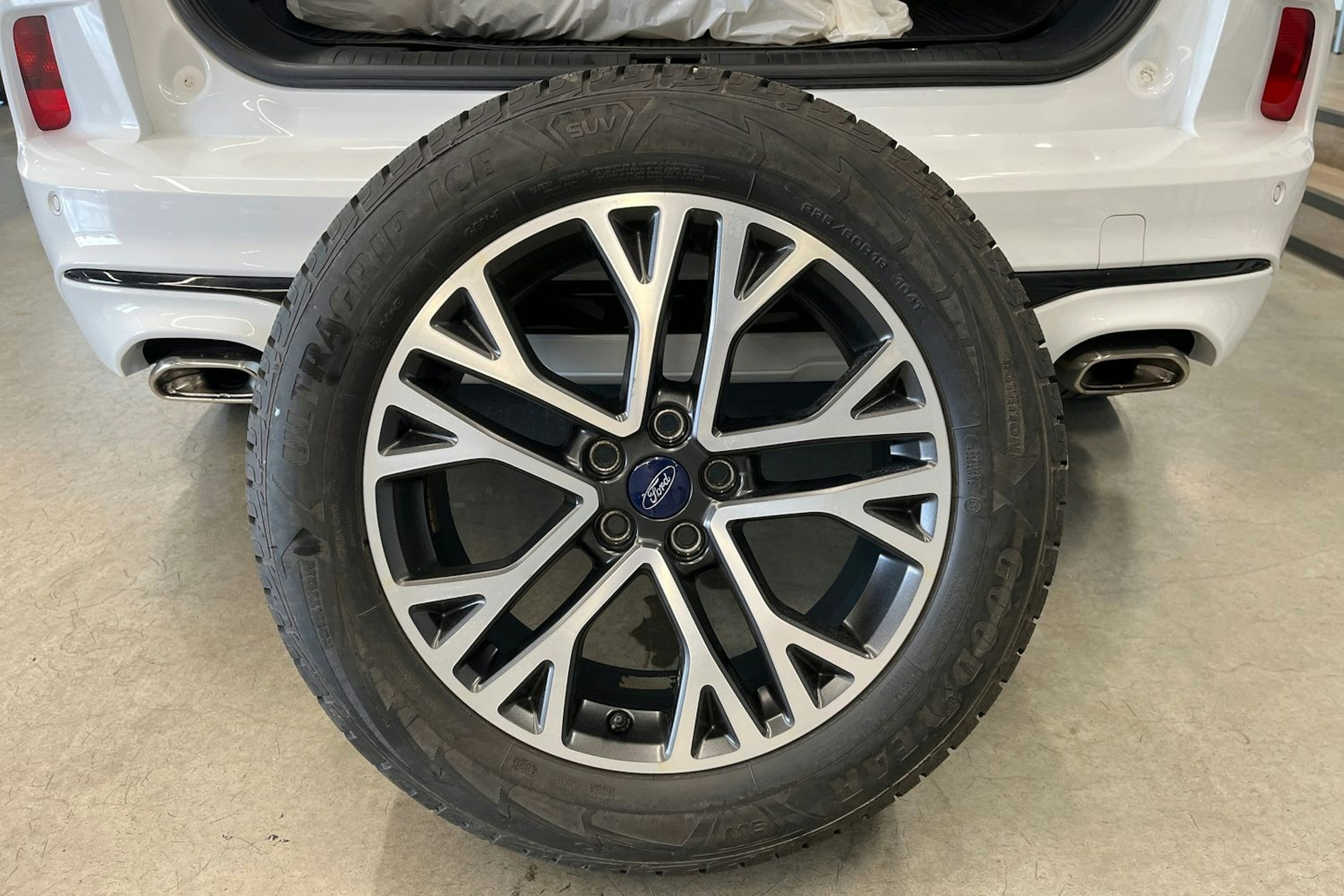 valkoinen Ford Kuga 2021 kuva 36.