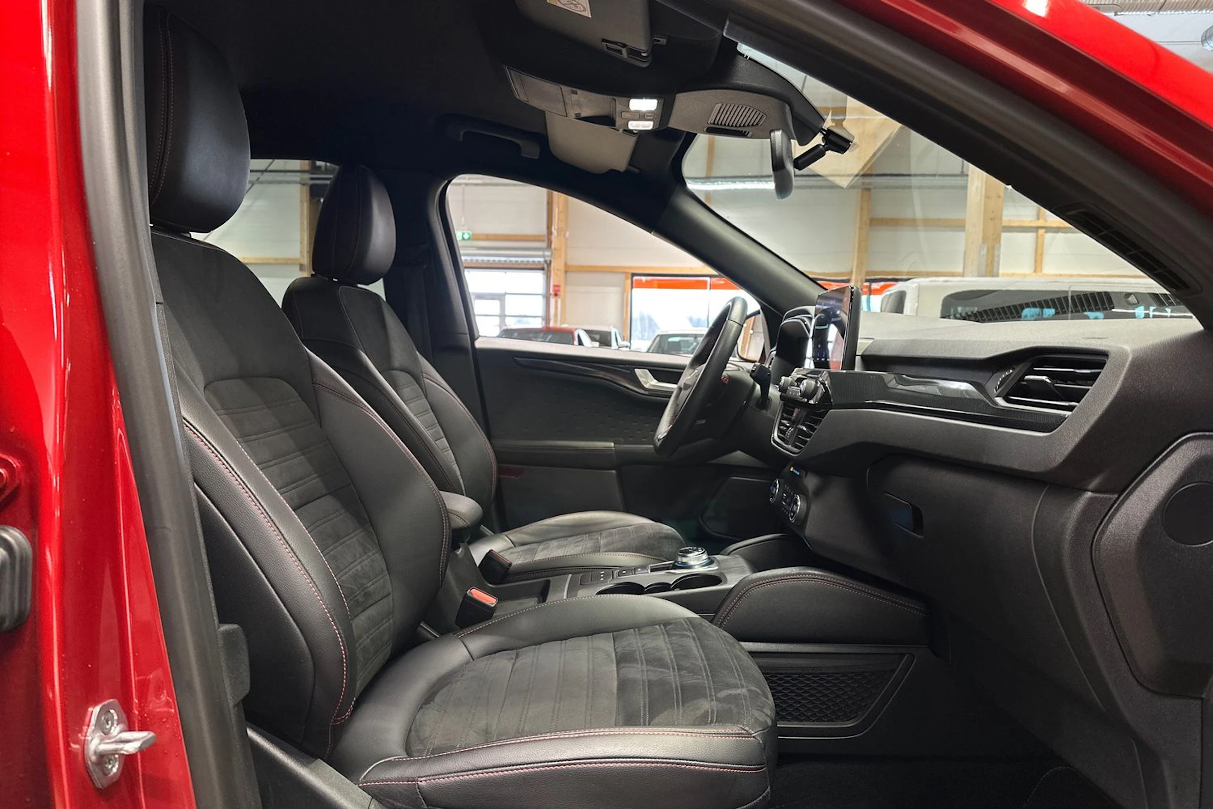 punainen Ford Kuga 2021 kuva 11.