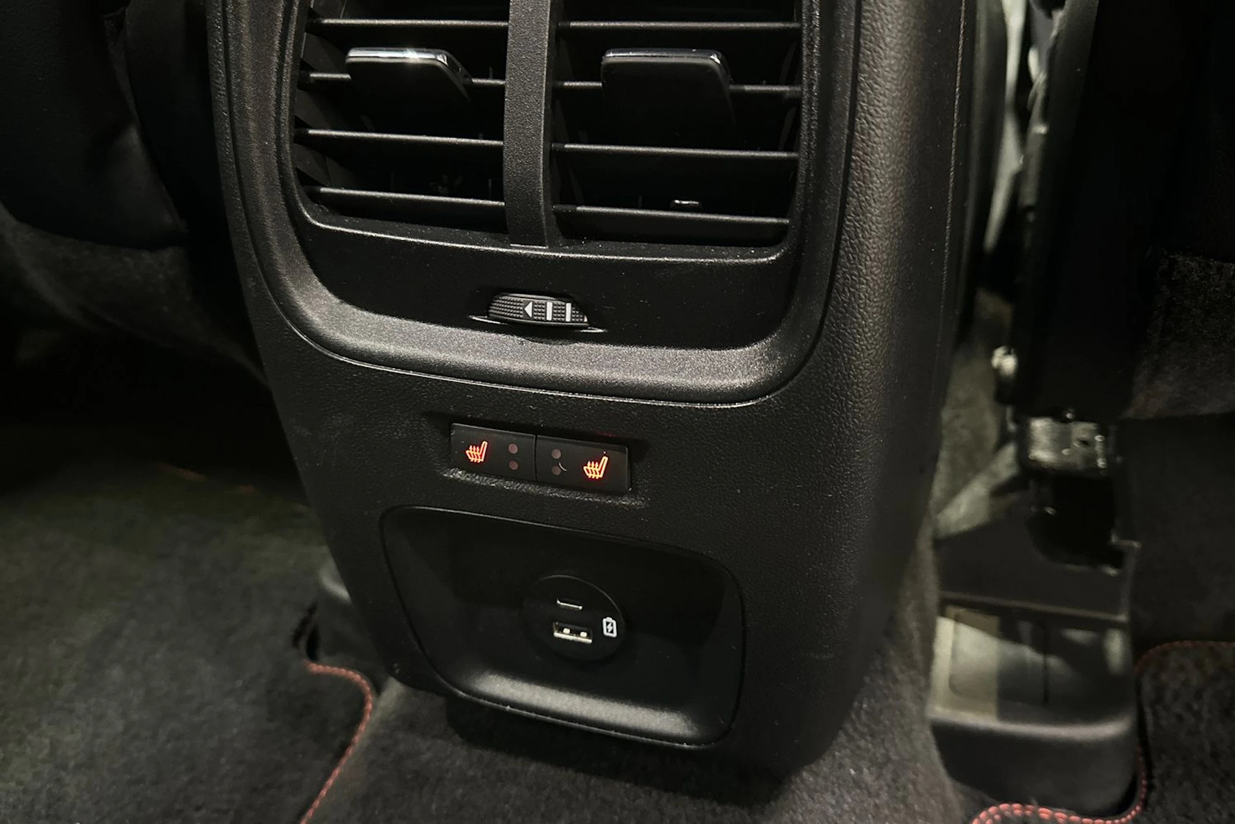 punainen Ford Kuga 2021 kuva 12.