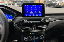 punainen Ford Kuga 2021 kuva 19.