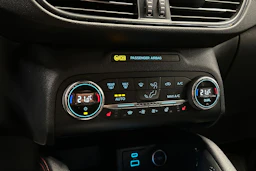 punainen Ford Kuga 2021 kuva 20.