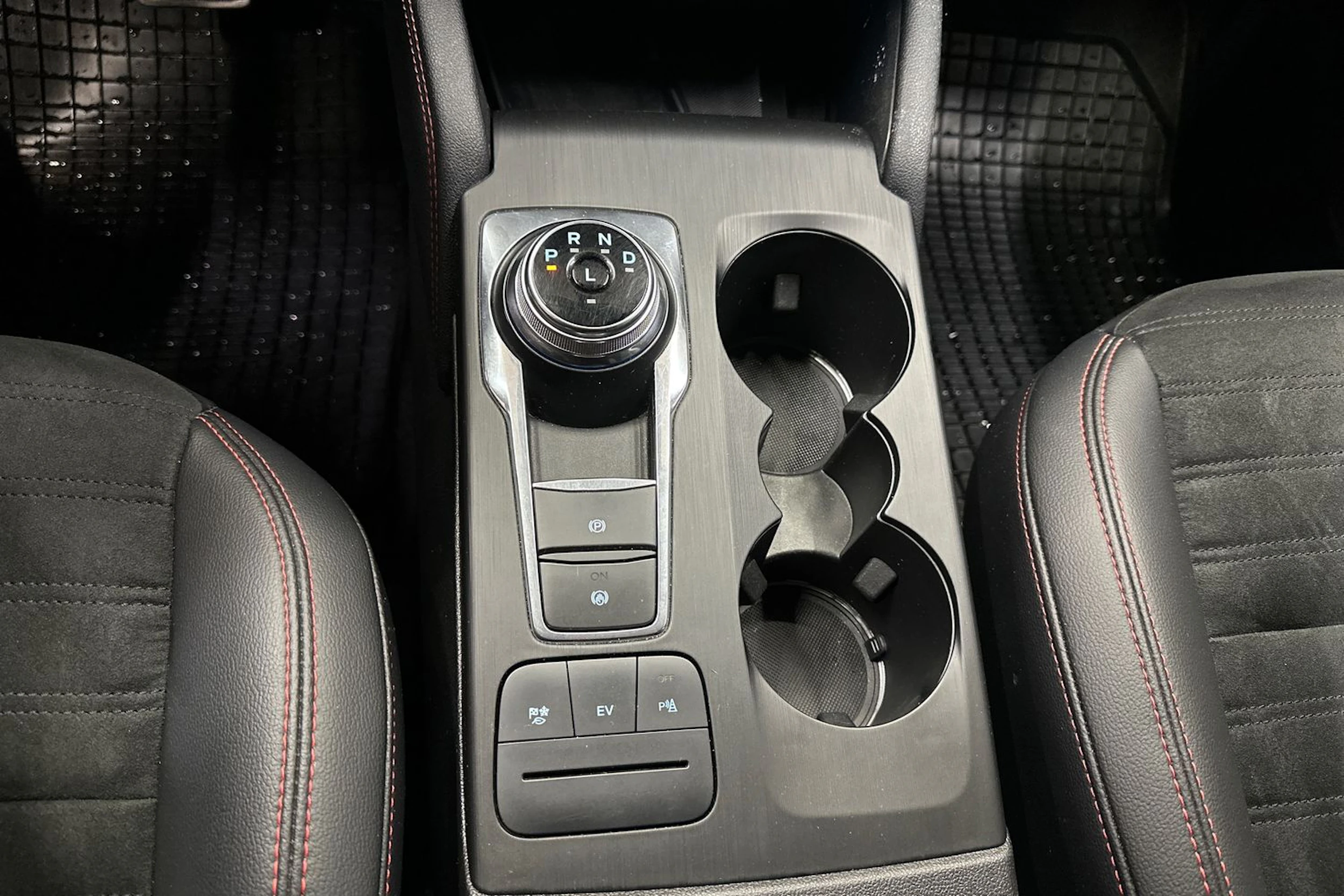 punainen Ford Kuga 2021 kuva 21.