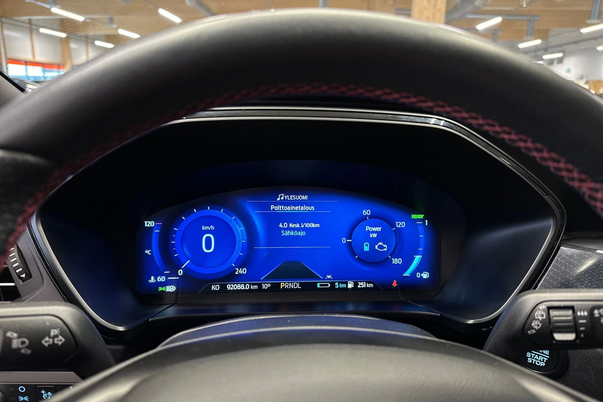 punainen Ford Kuga 2021 kuva 22.