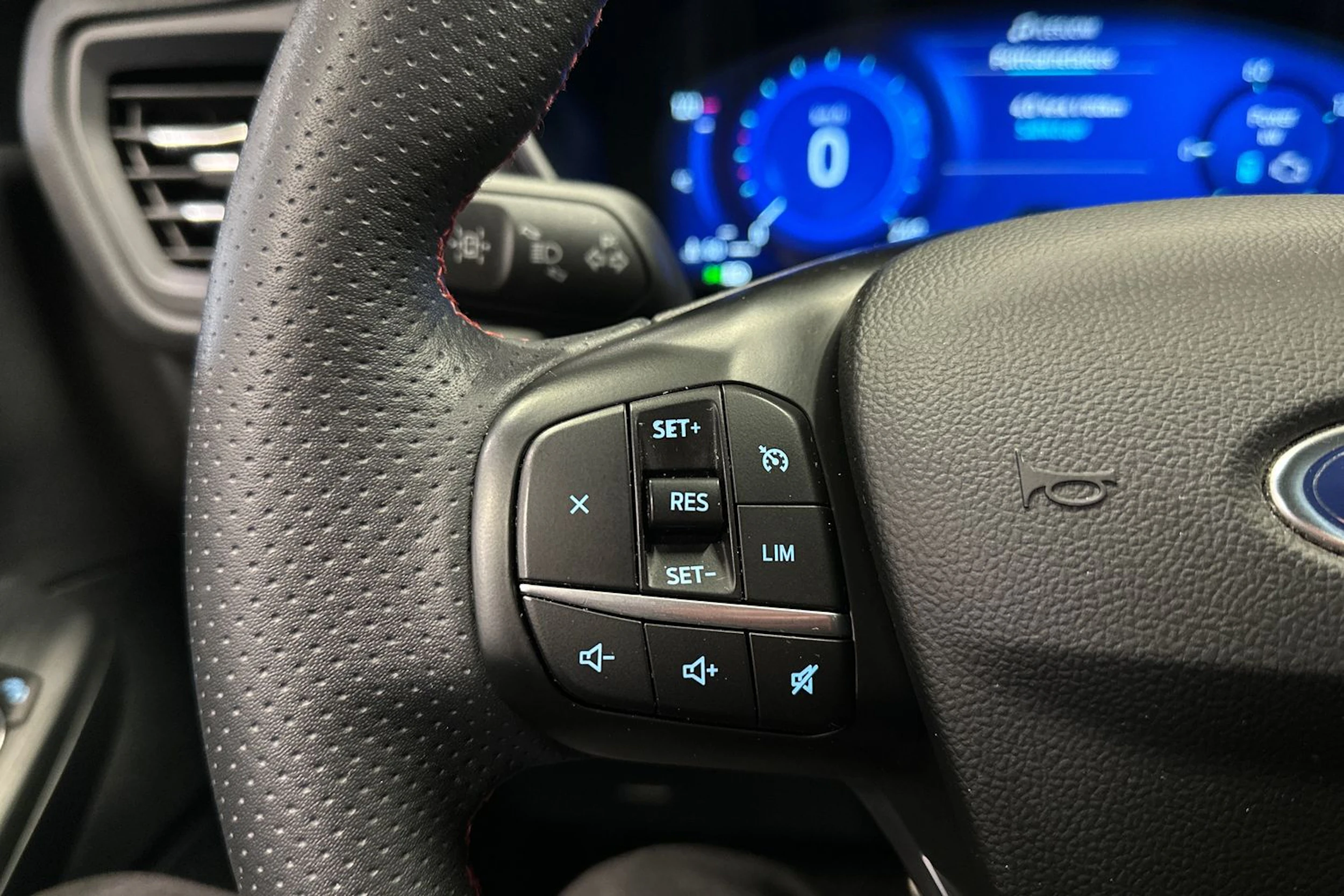 punainen Ford Kuga 2021 kuva 23.