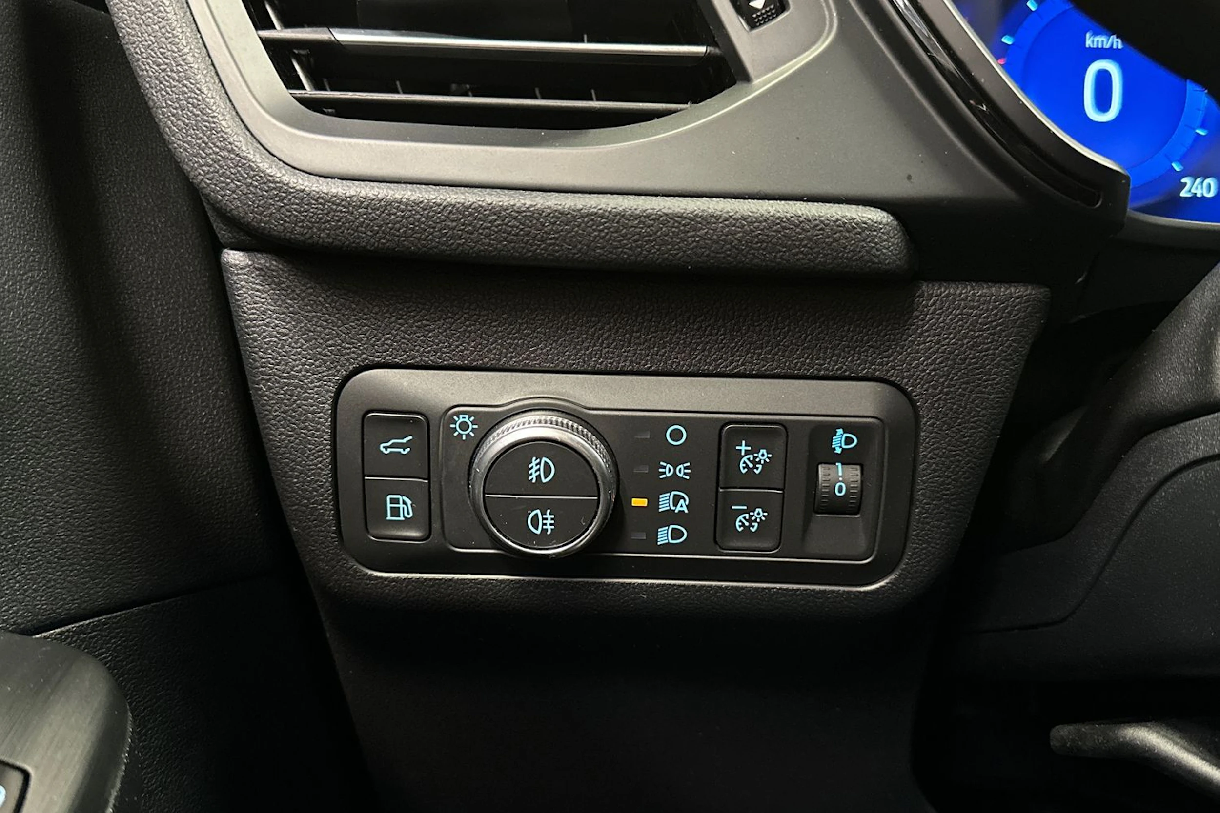 punainen Ford Kuga 2021 kuva 26.