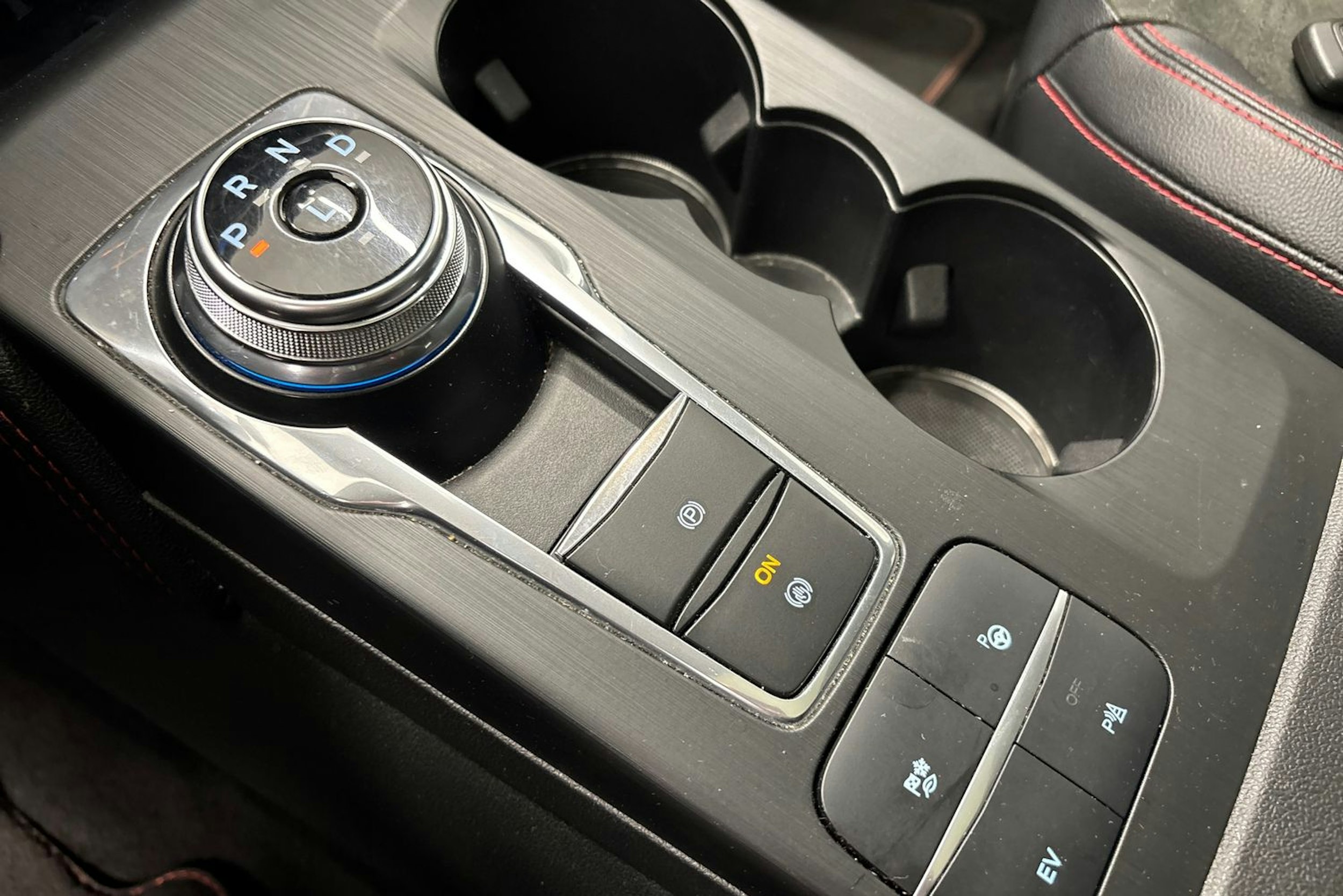 met. valkoinen Ford Kuga 2021 kuva 28.