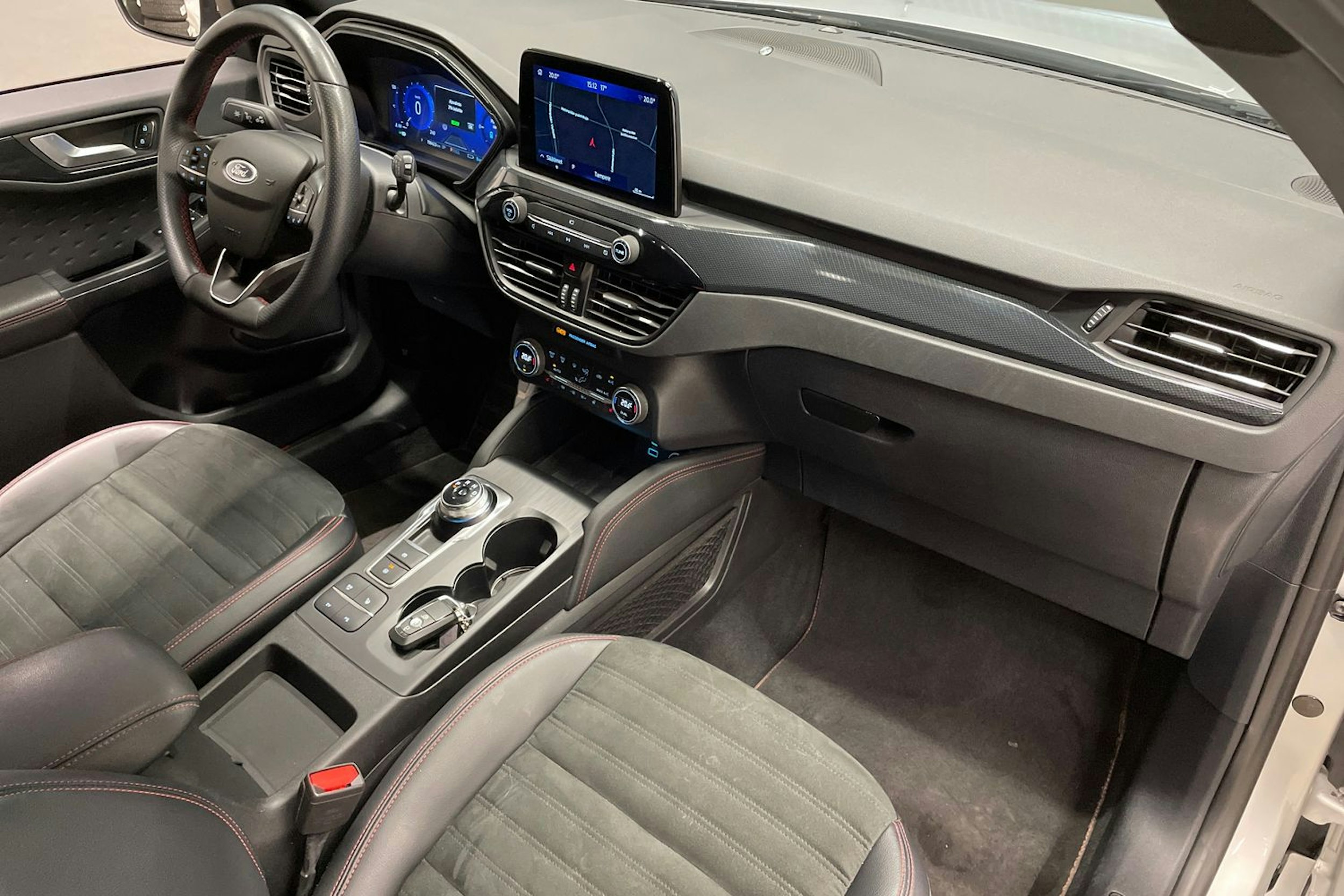 harmaa Ford Kuga 2021 kuva 28.