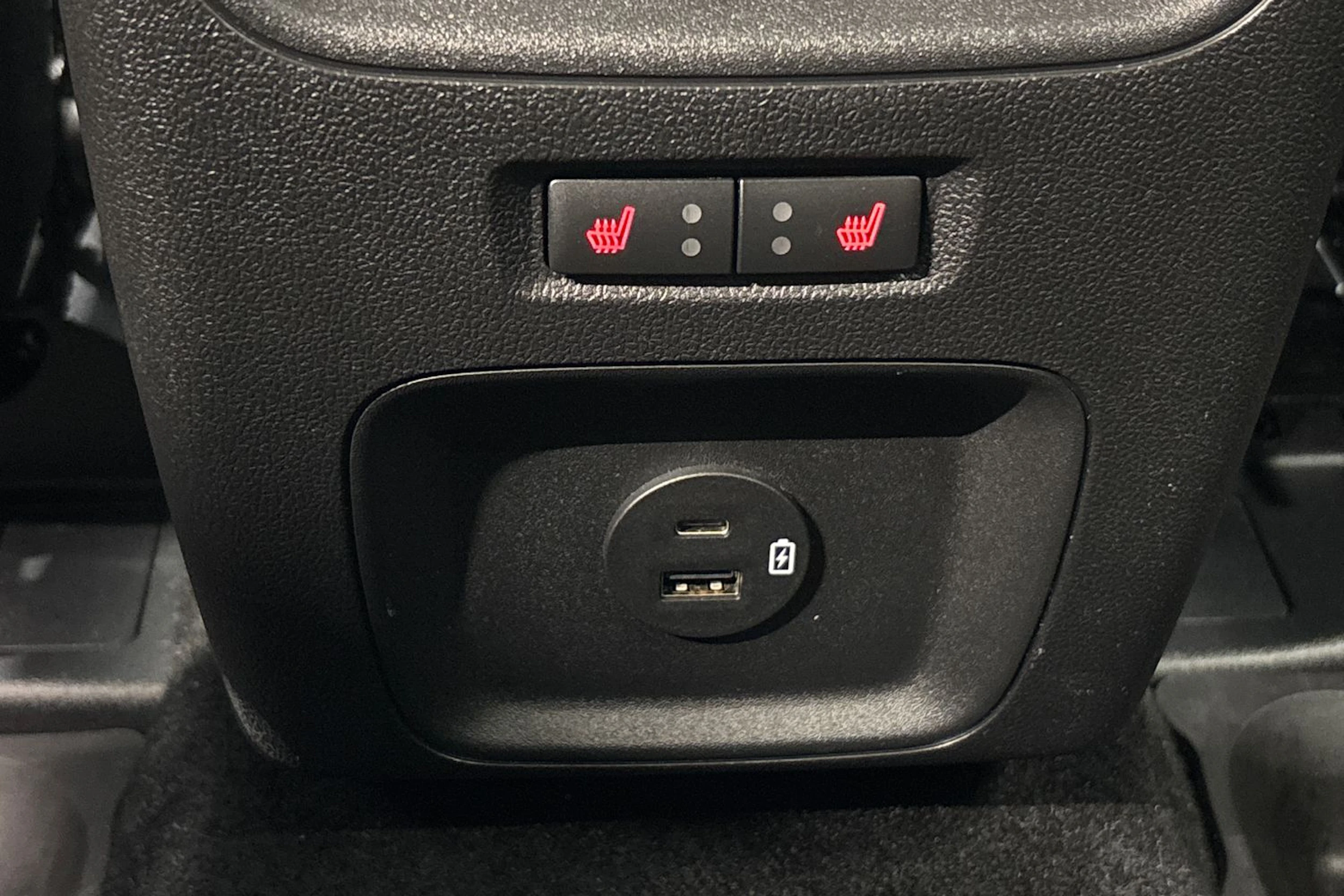 musta Ford Kuga 2021 kuva 11.