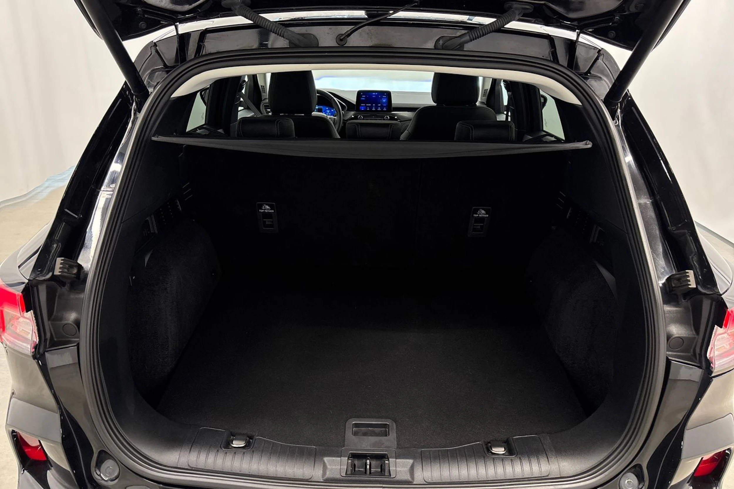 musta Ford Kuga 2021 kuva 12.