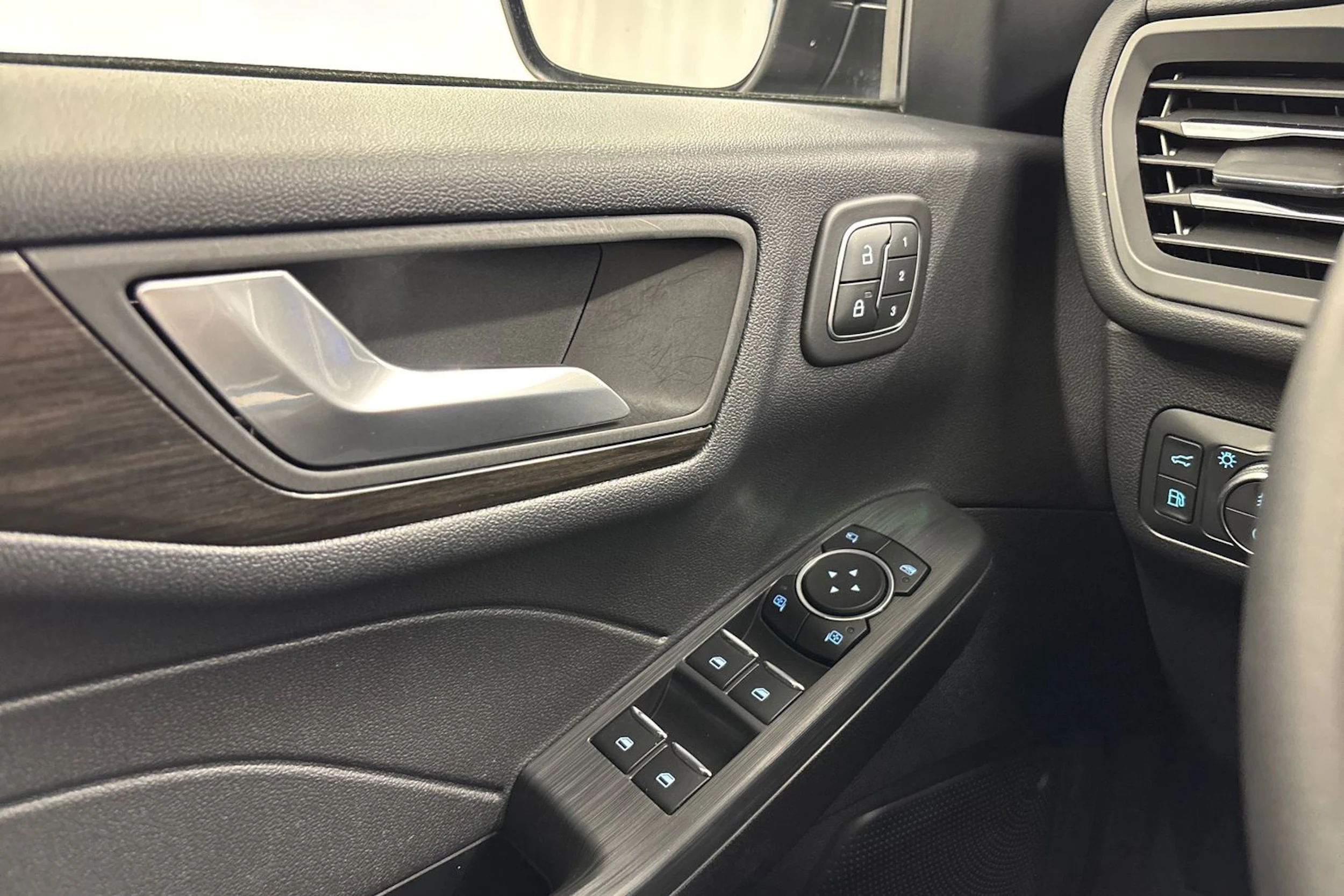 musta Ford Kuga 2021 kuva 14.