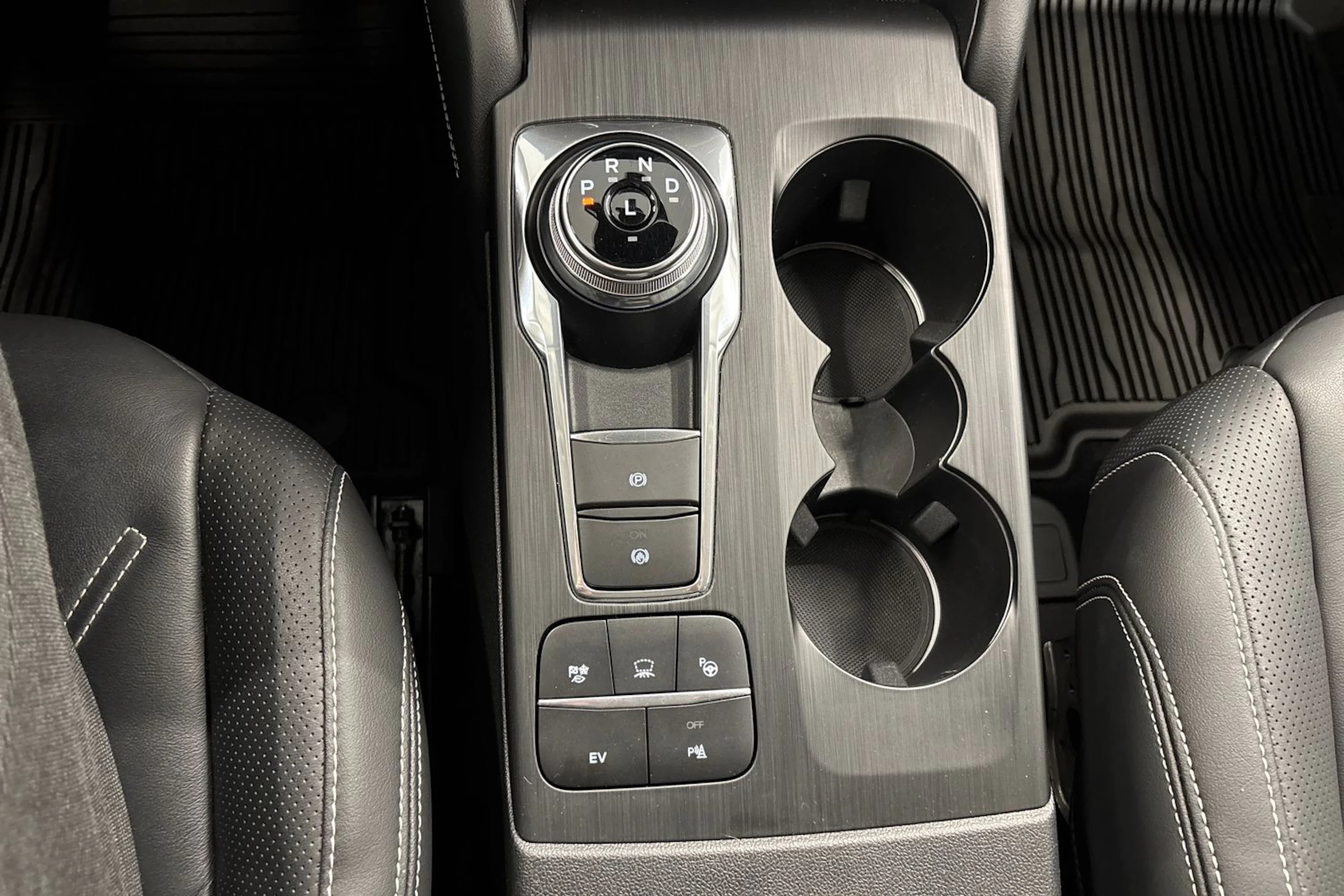 musta Ford Kuga 2021 kuva 23.