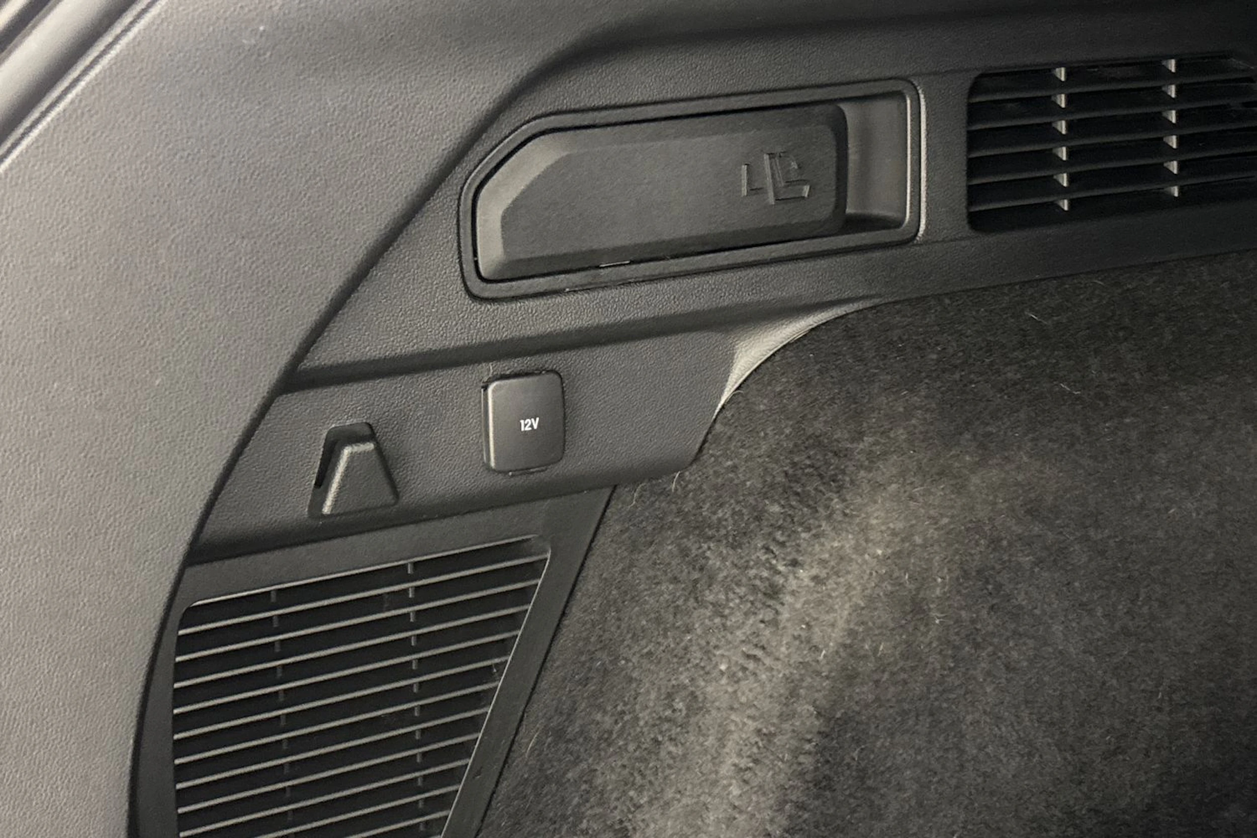 musta Ford Kuga 2021 kuva 26.