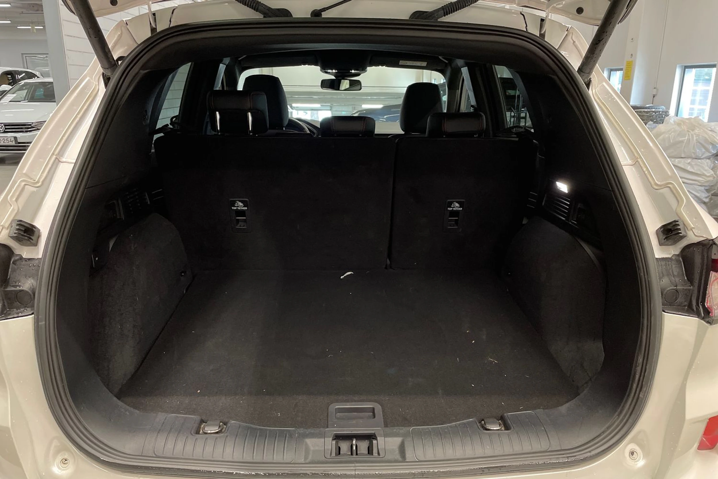 valkoinen Ford Kuga 2021 kuva 12.