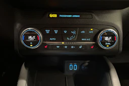 valkoinen Ford Kuga 2021 kuva 19.