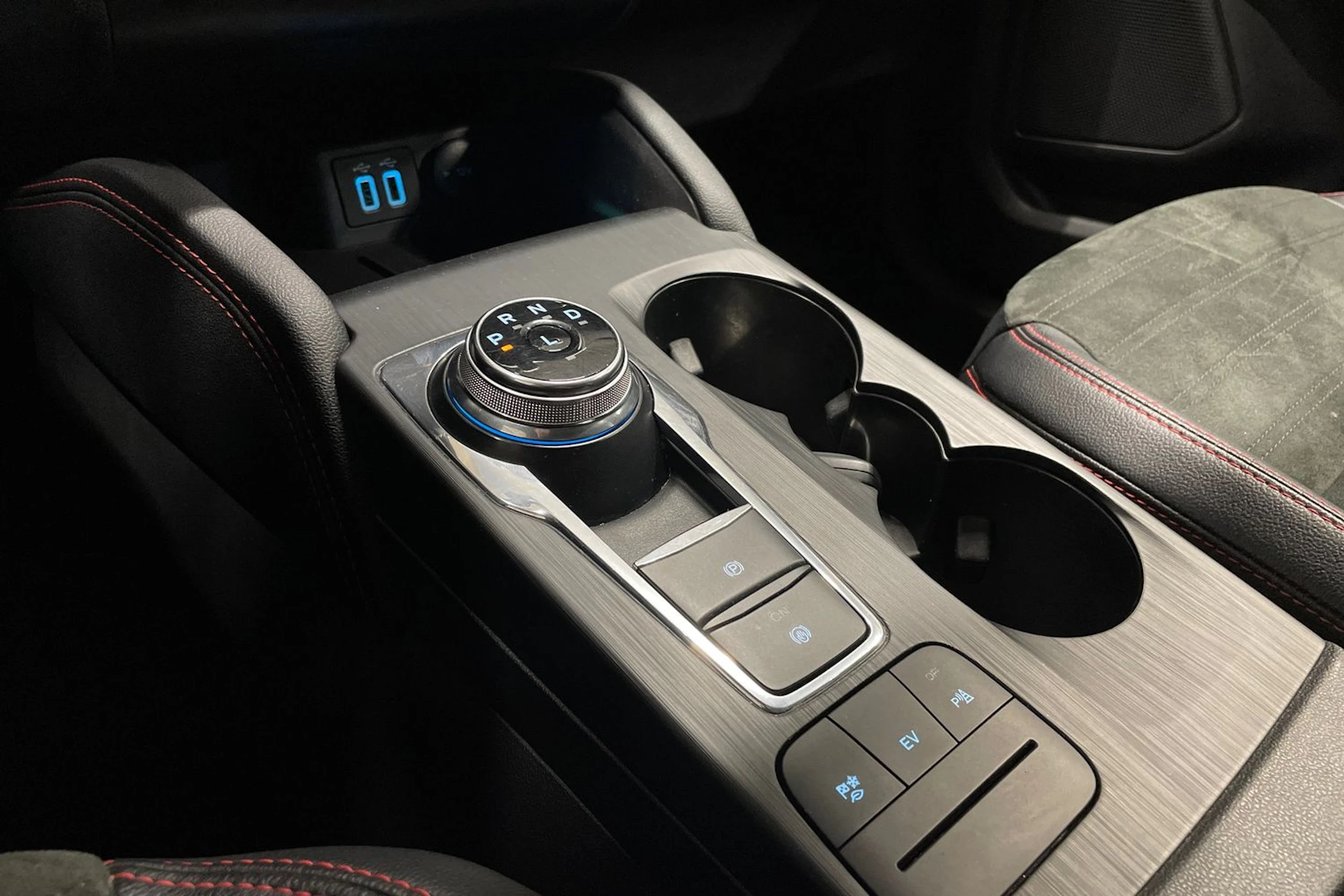valkoinen Ford Kuga 2021 kuva 20.