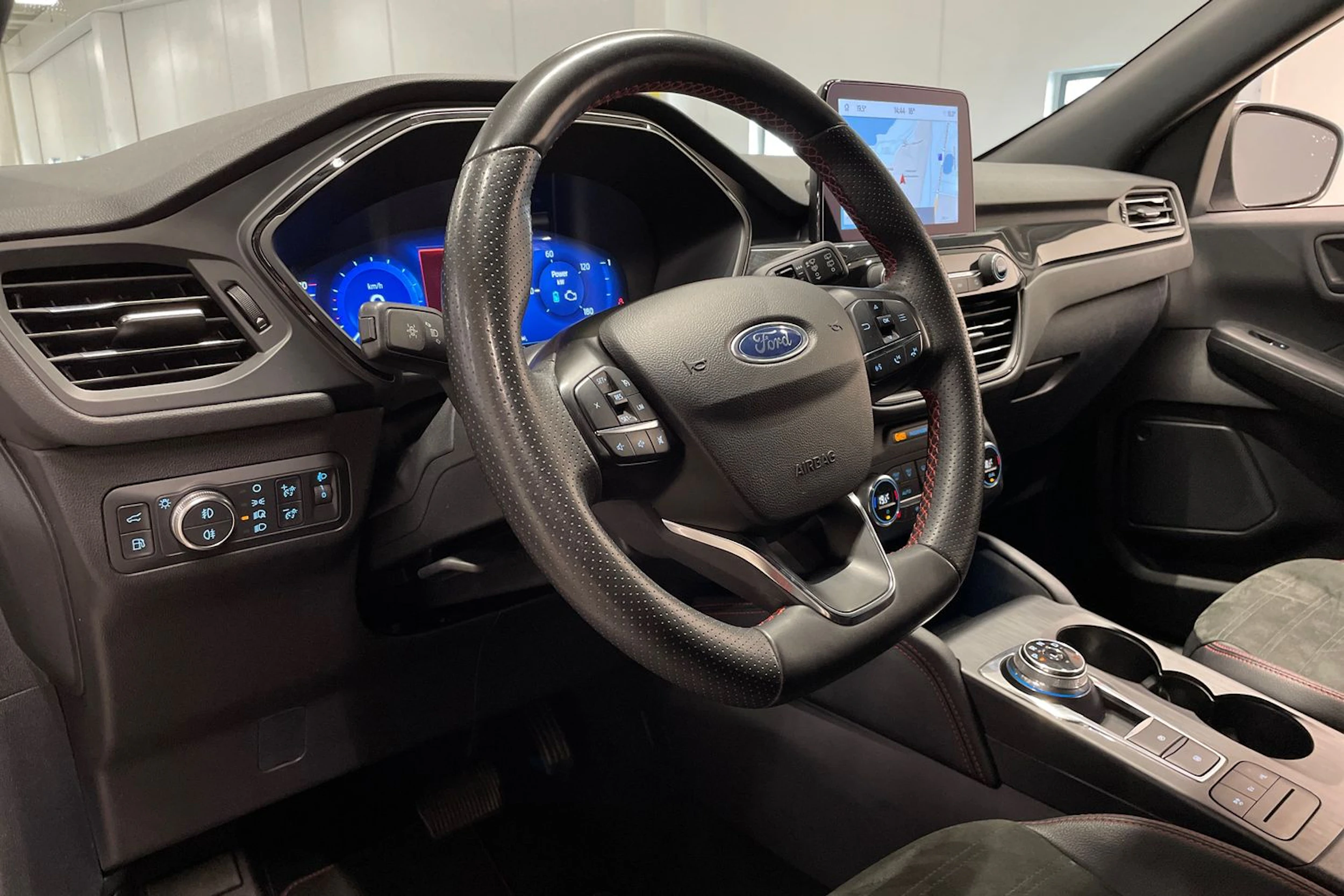 valkoinen Ford Kuga 2021 kuva 25.