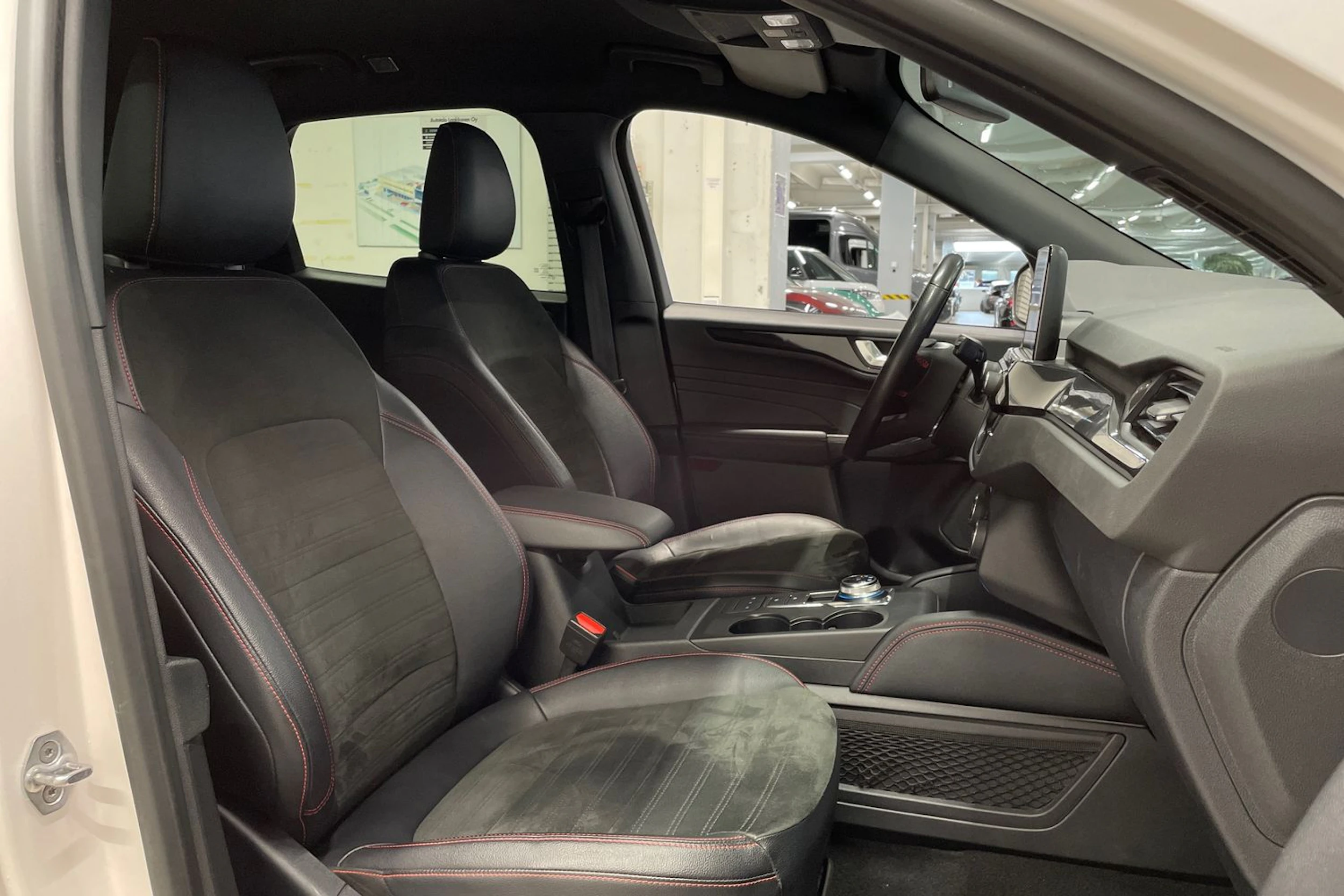 valkoinen Ford Kuga 2021 kuva 26.