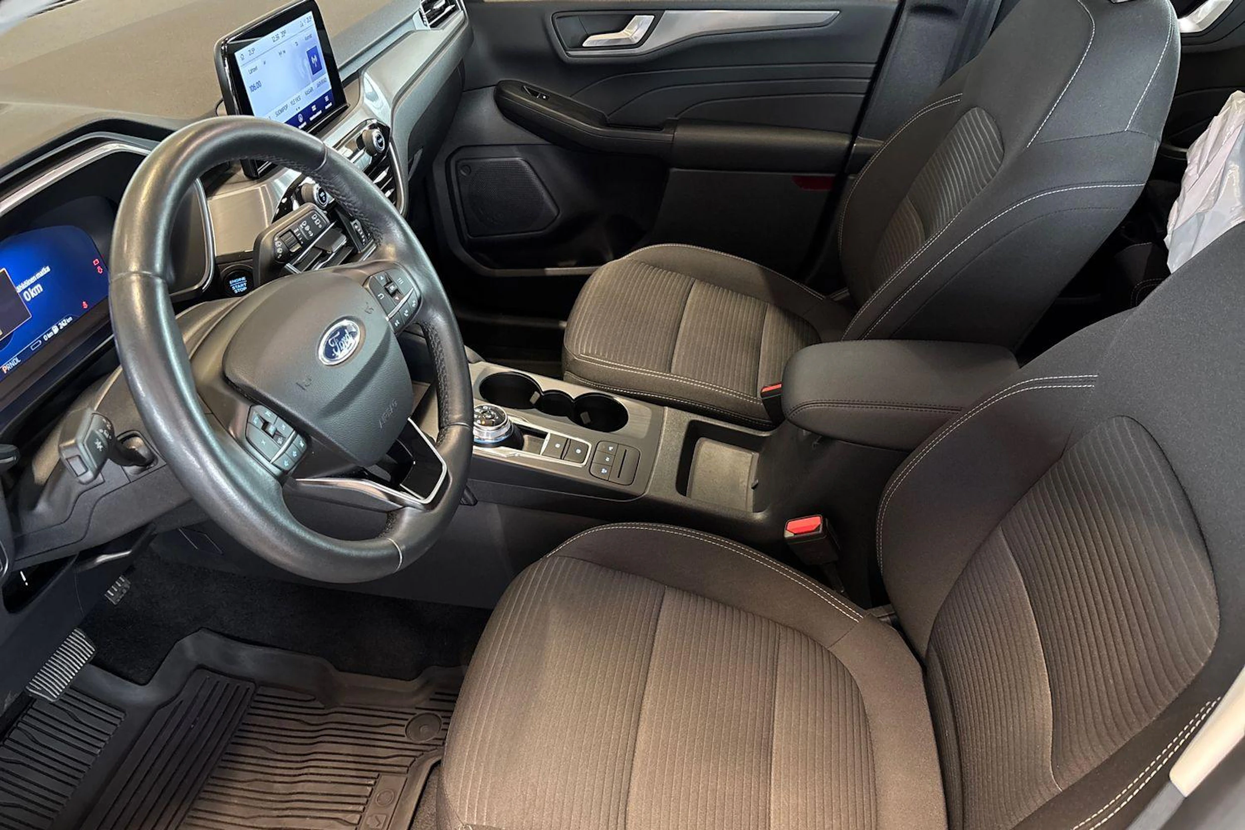 sininen Ford Kuga 2021 kuva 6.