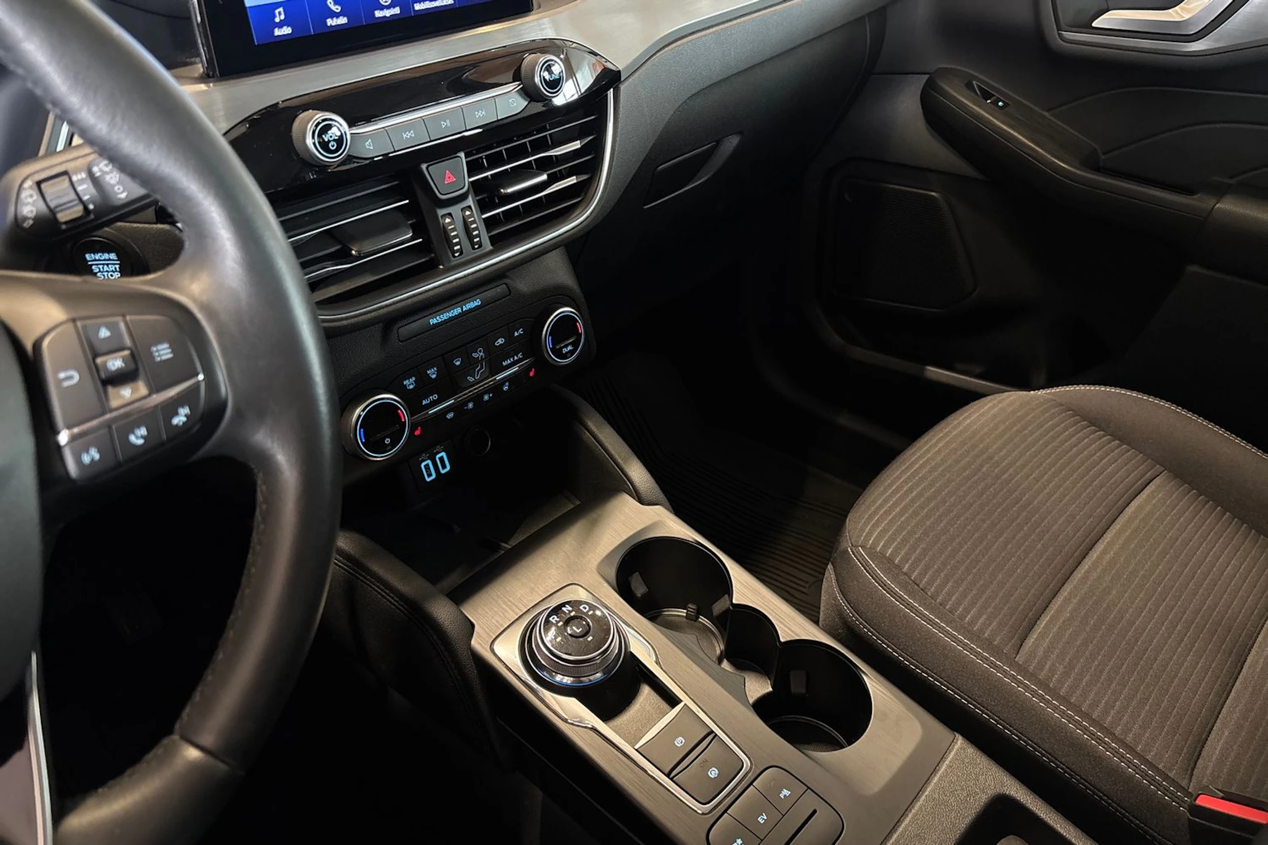 sininen Ford Kuga 2021 kuva 17.