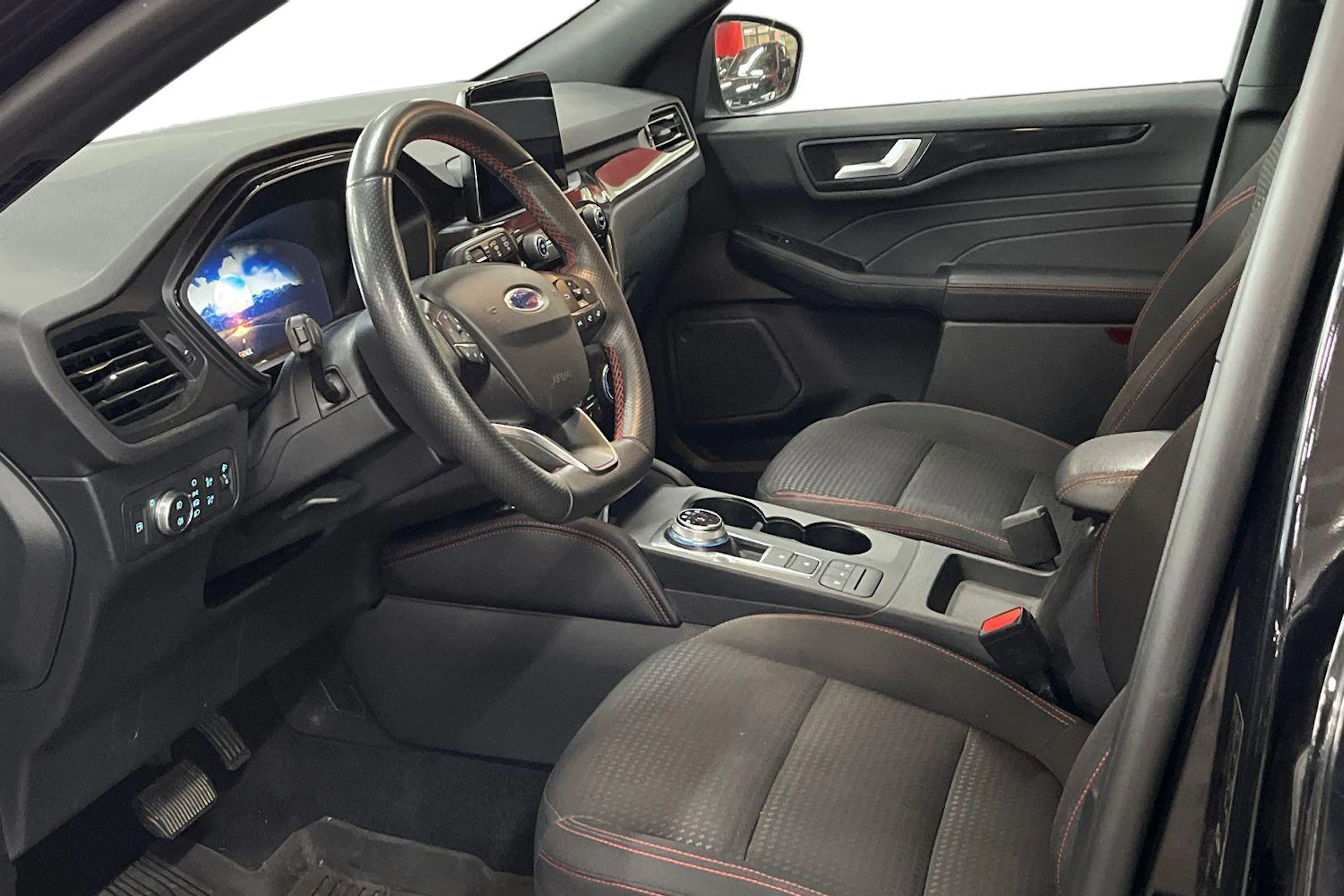 Musta Ford Kuga 2022 kuva 3.