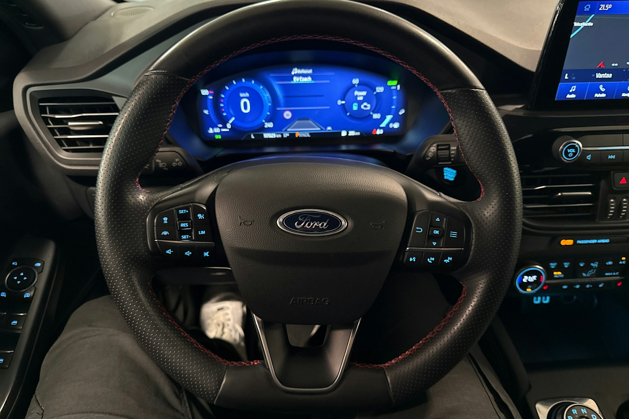musta Ford Kuga 2022 kuva 12.