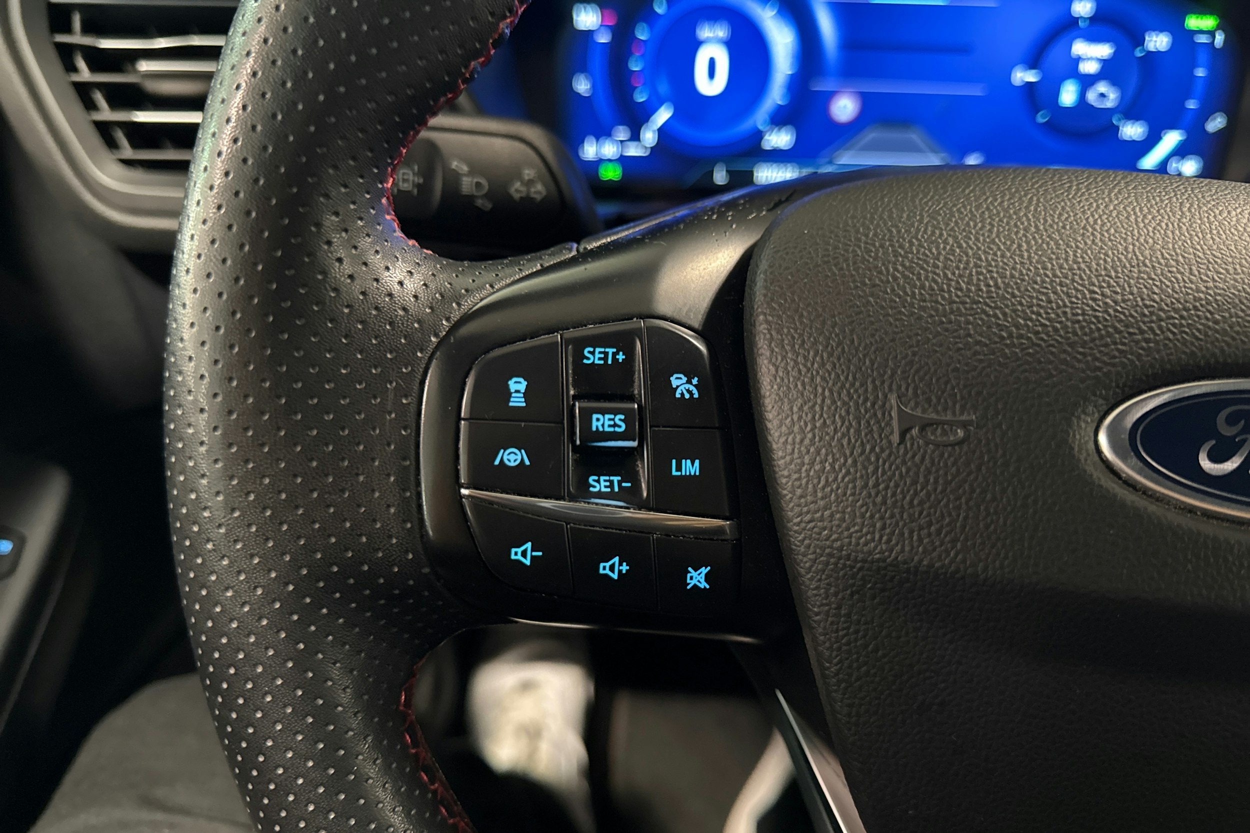 musta Ford Kuga 2022 kuva 13.