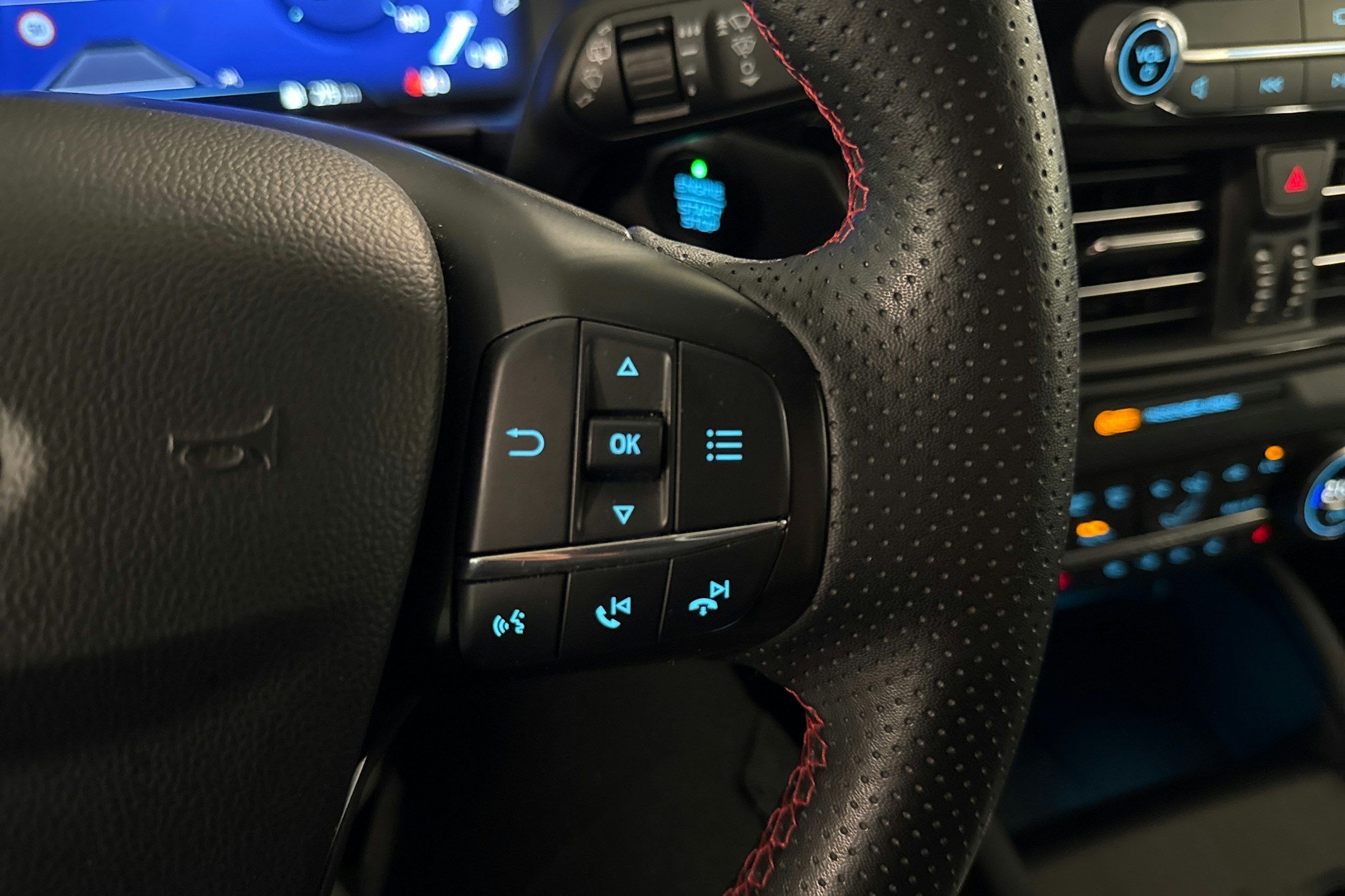 musta Ford Kuga 2022 kuva 14.