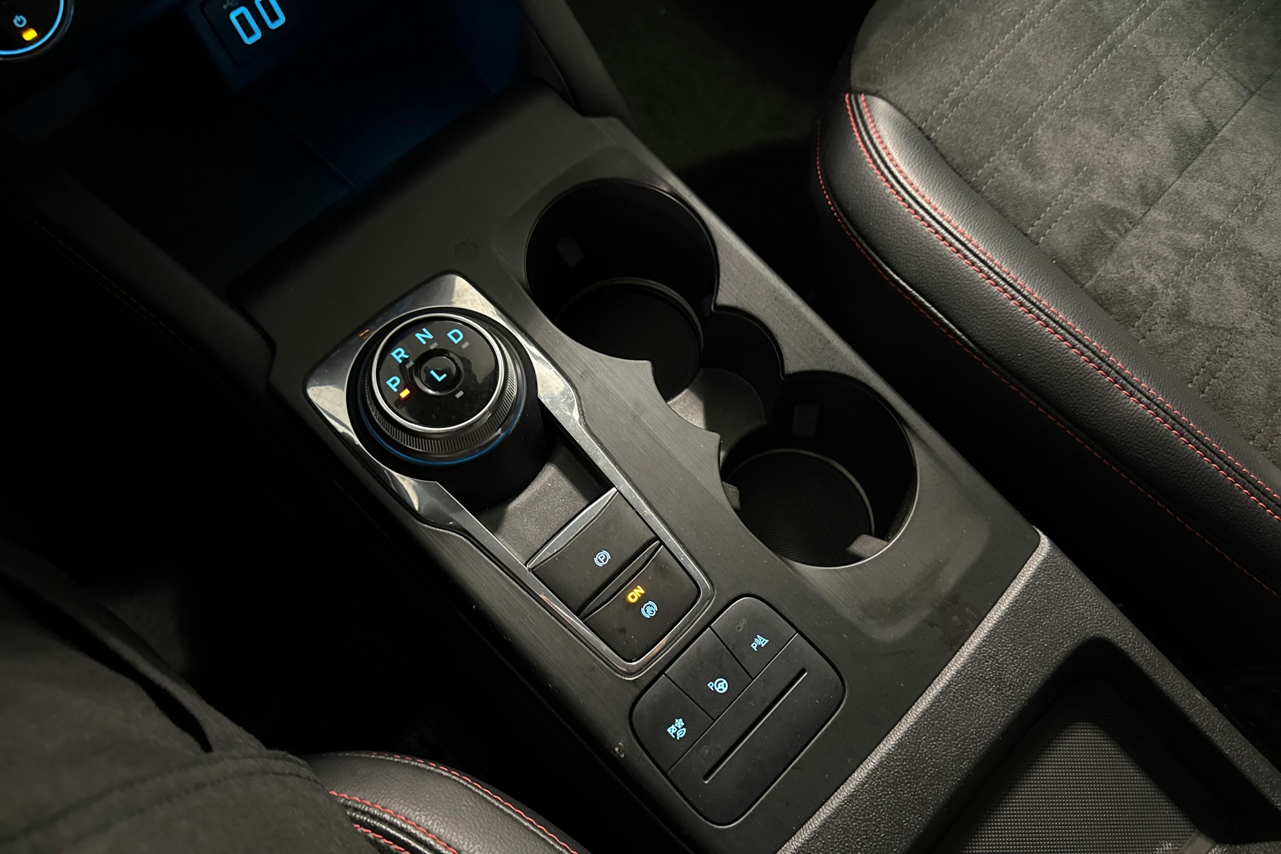 musta Ford Kuga 2022 kuva 16.