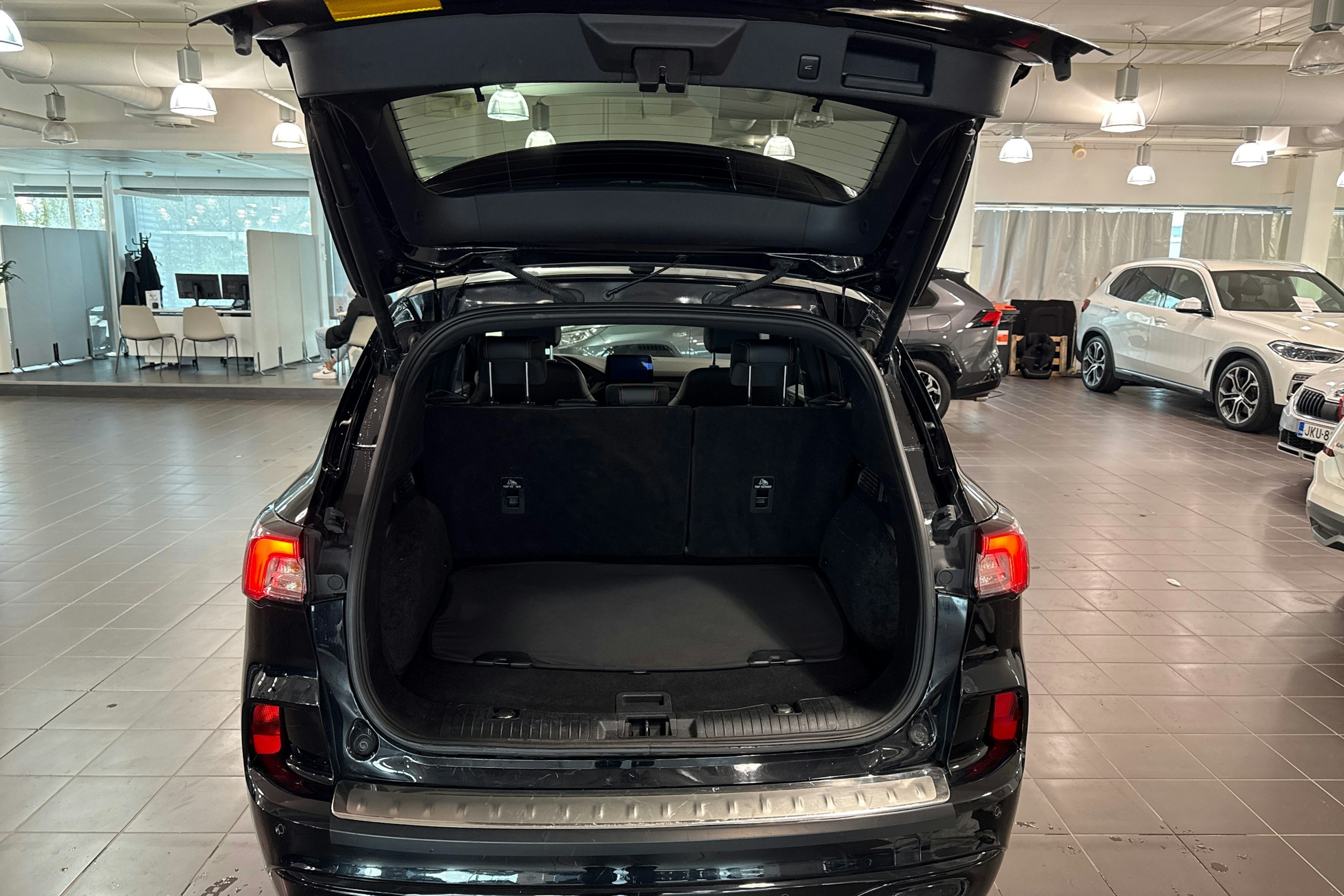 musta Ford Kuga 2022 kuva 26.